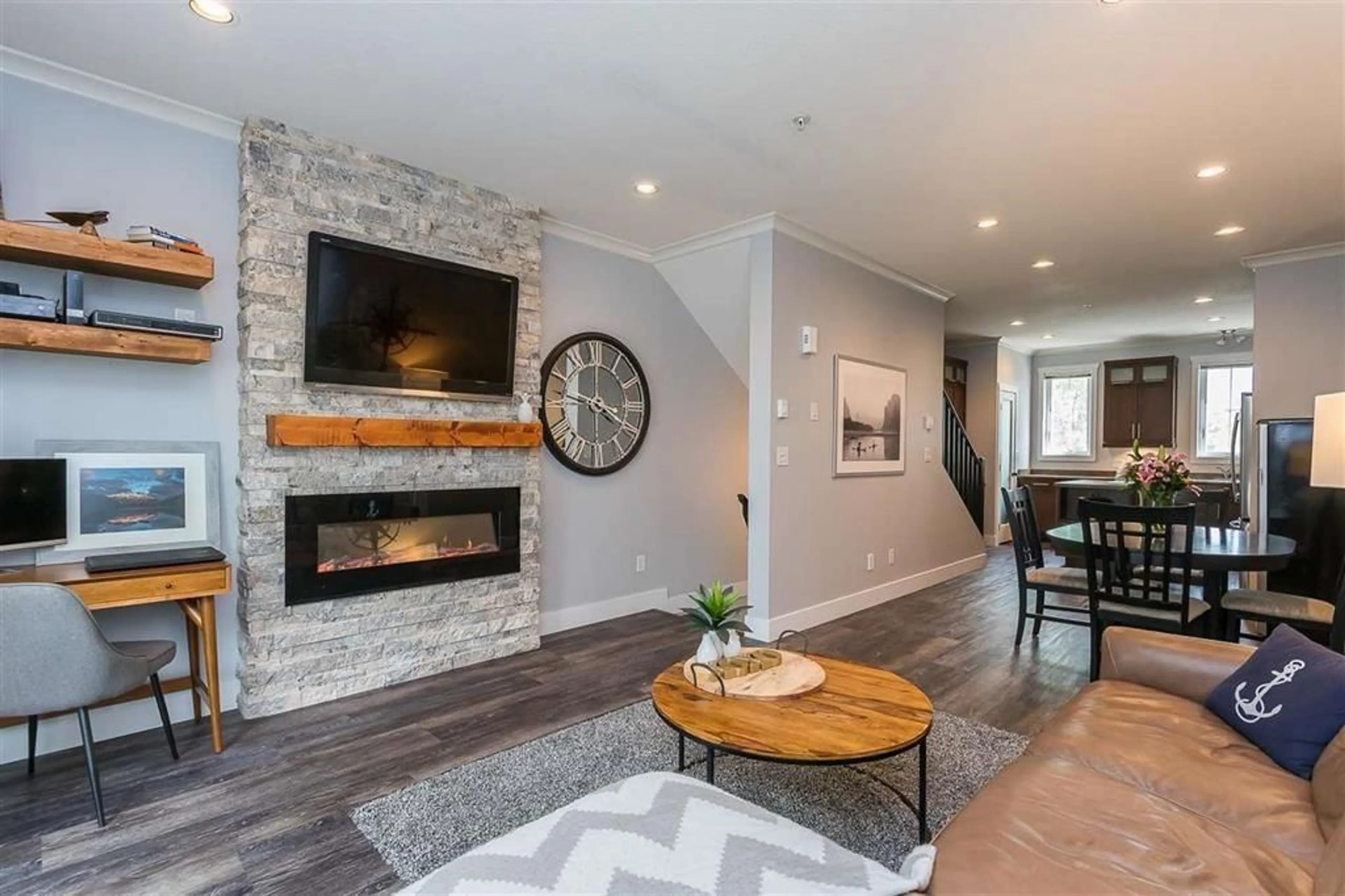 Living room with furniture, unknown for 18 - 5805 SAPPERS WAY, Chilliwack British Columbia V2R0L7