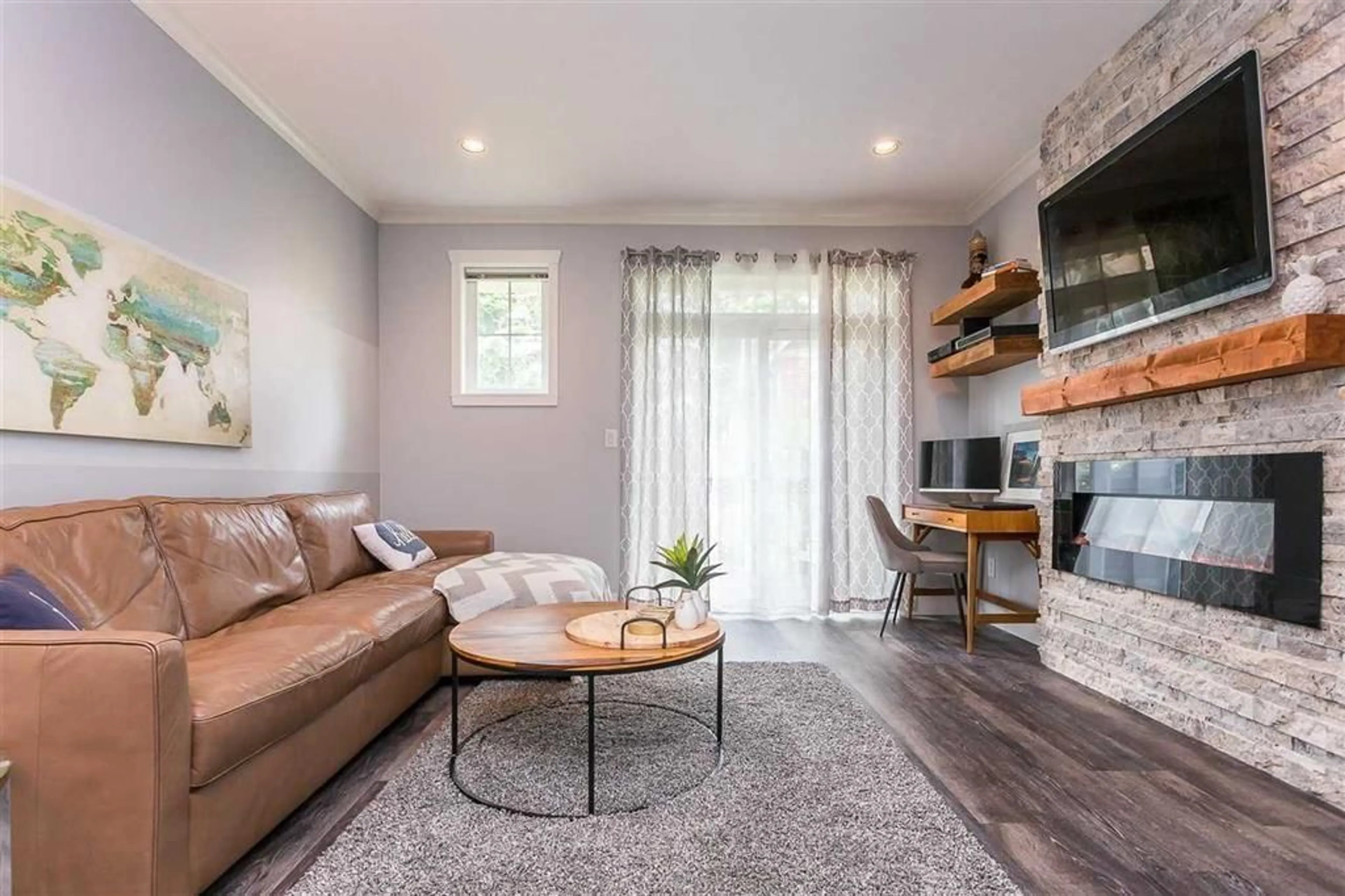 Living room with furniture, wood/laminate floor for 18 - 5805 SAPPERS WAY, Chilliwack British Columbia V2R0L7