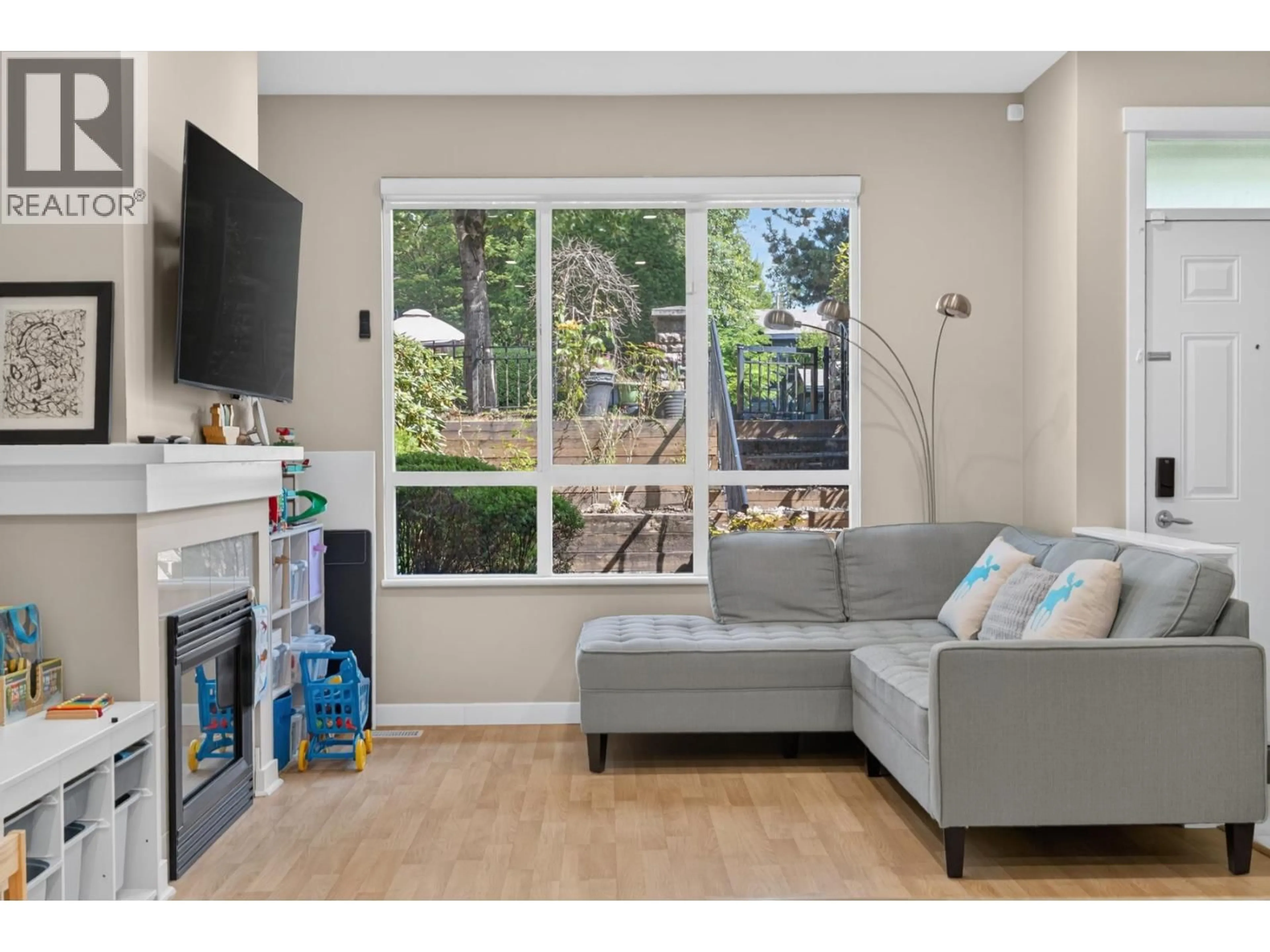 Living room with furniture, wood/laminate floor for 17 - 9088 HALSTON COURT, Burnaby British Columbia V3N0A7