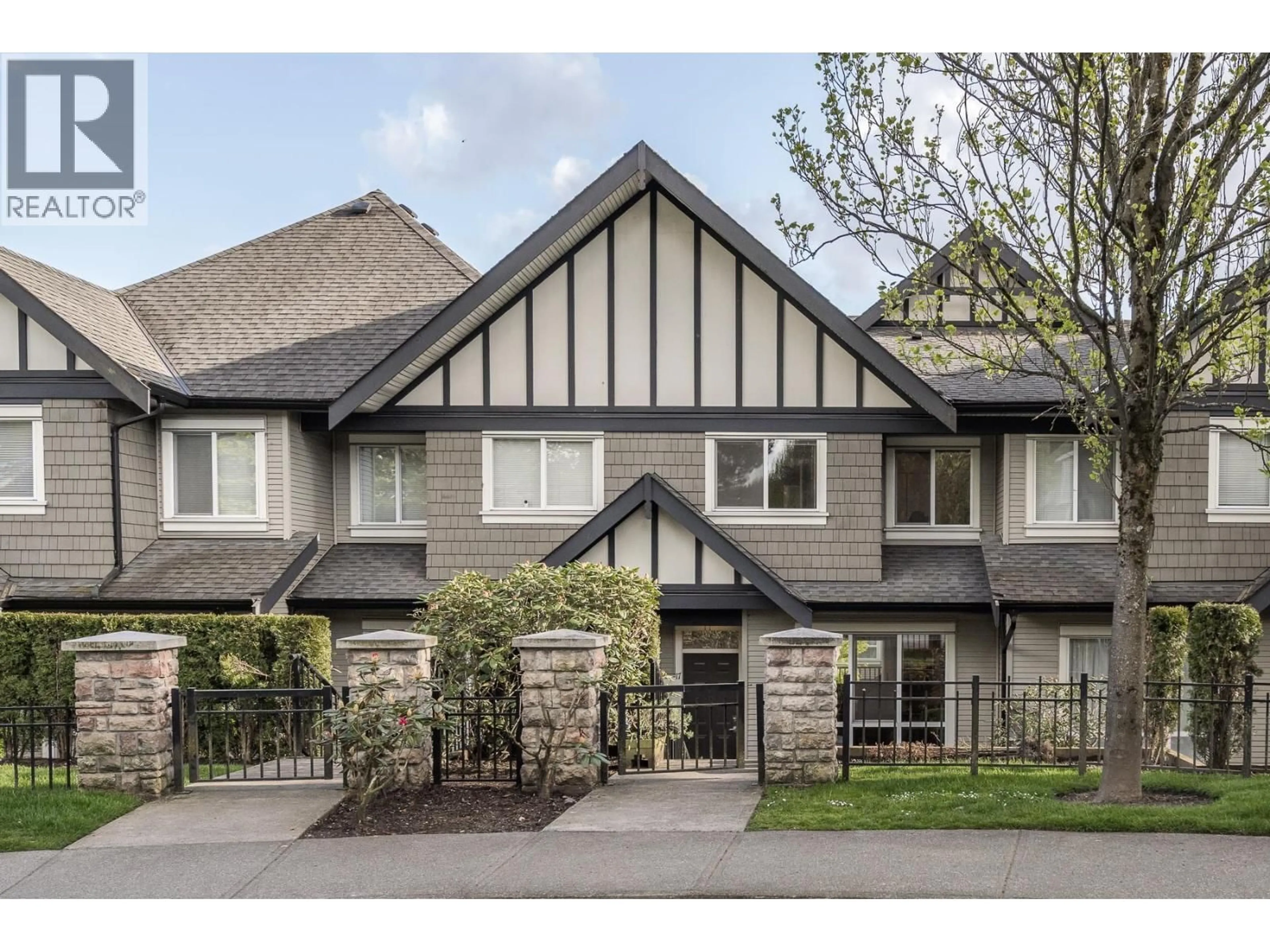 Home with vinyl exterior material, street for 17 - 9088 HALSTON COURT, Burnaby British Columbia V3N0A7