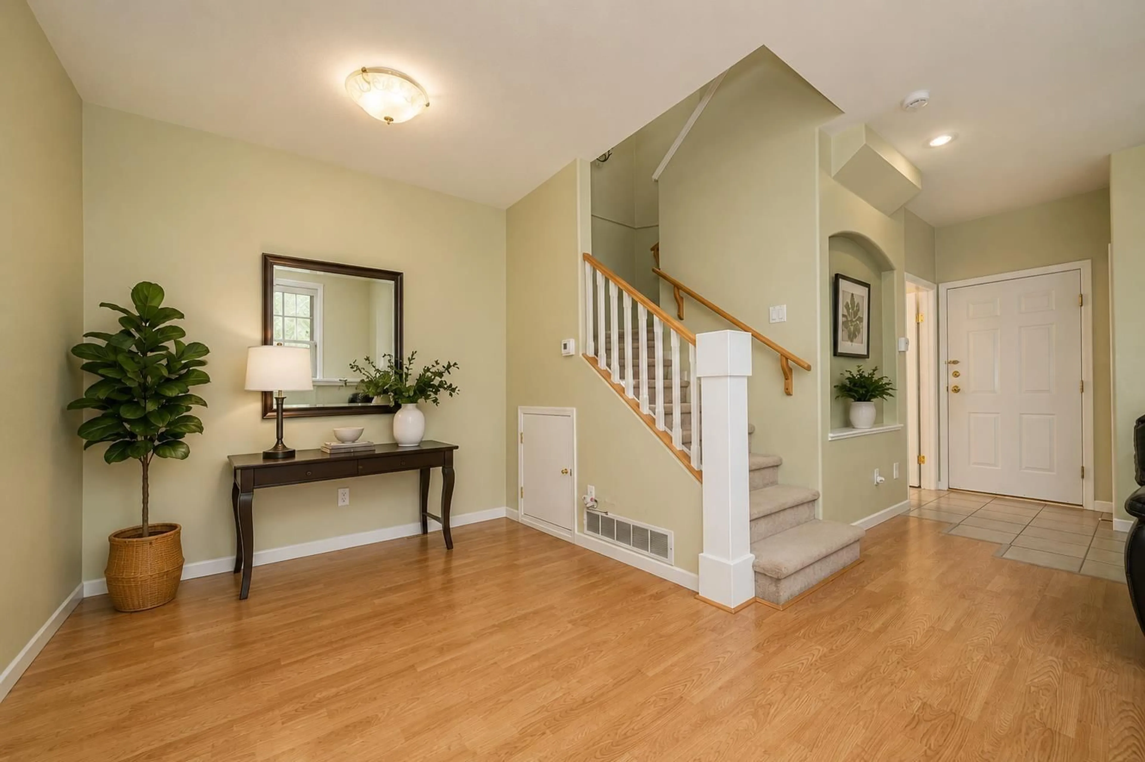 Indoor entryway for 52 - 6950 120 STREET, Surrey British Columbia V3W3M7