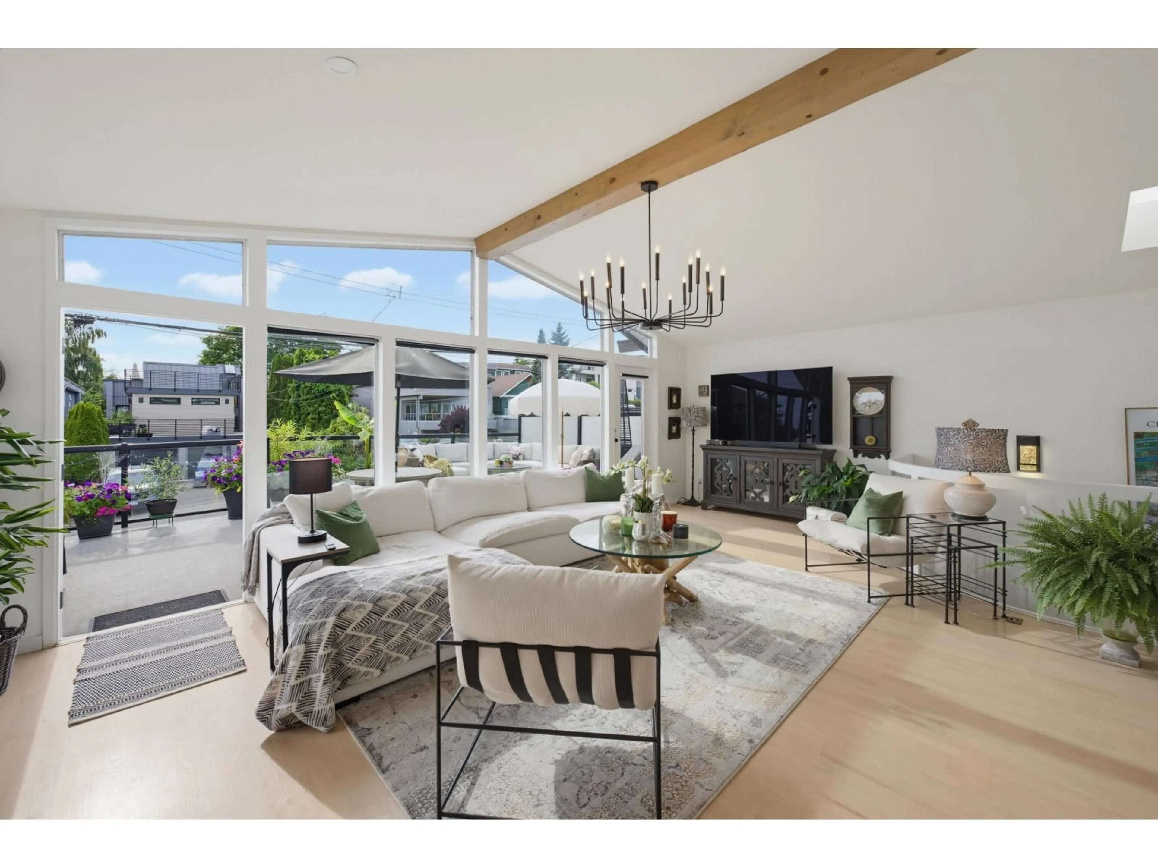 Living room with furniture, unknown for 938 STEVENS STREET, White Rock British Columbia V4B4X4