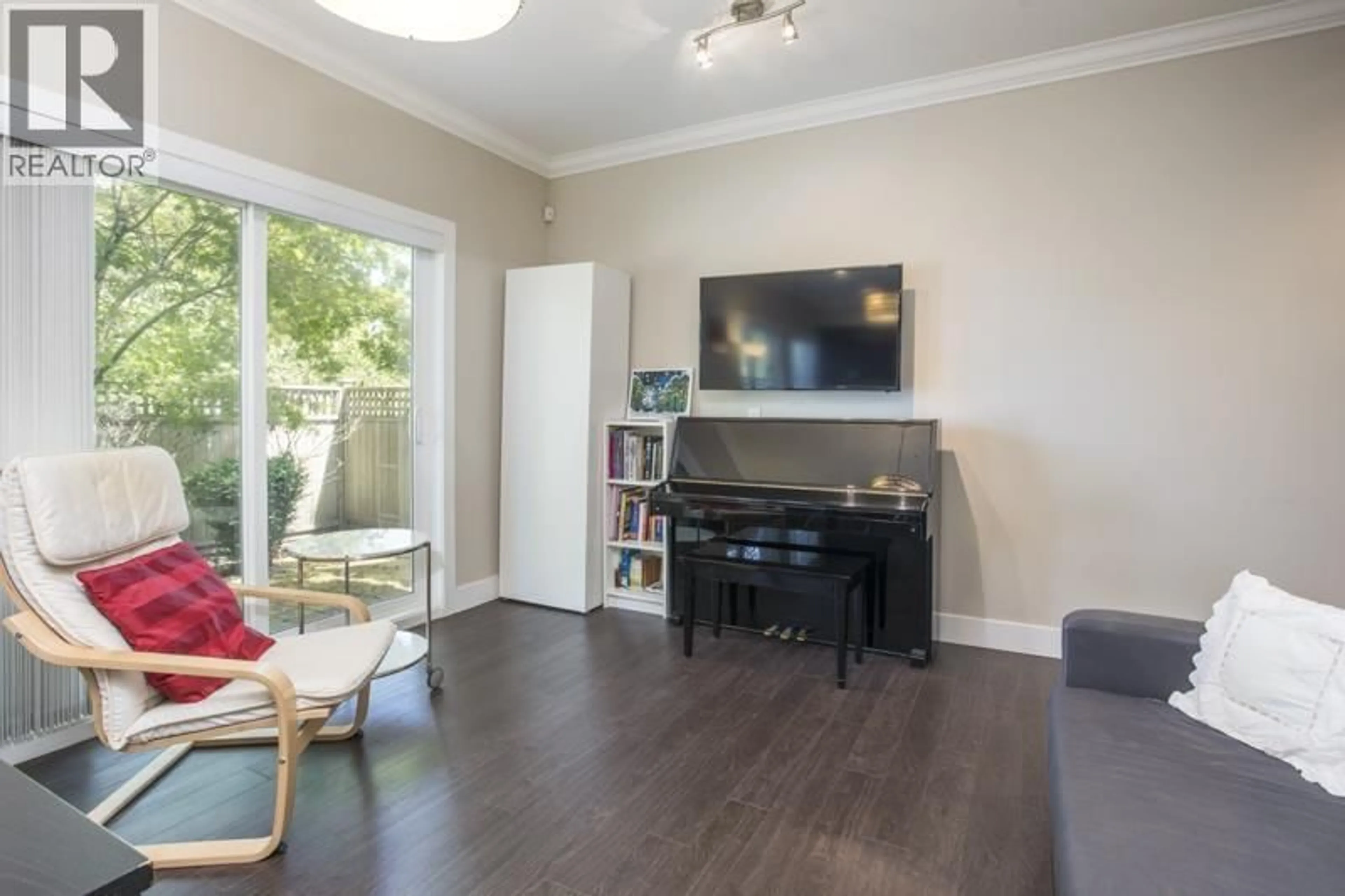 Living room with furniture, wood/laminate floor for 3 - 9131 WILLIAMS ROAD, Richmond British Columbia V7A1G8