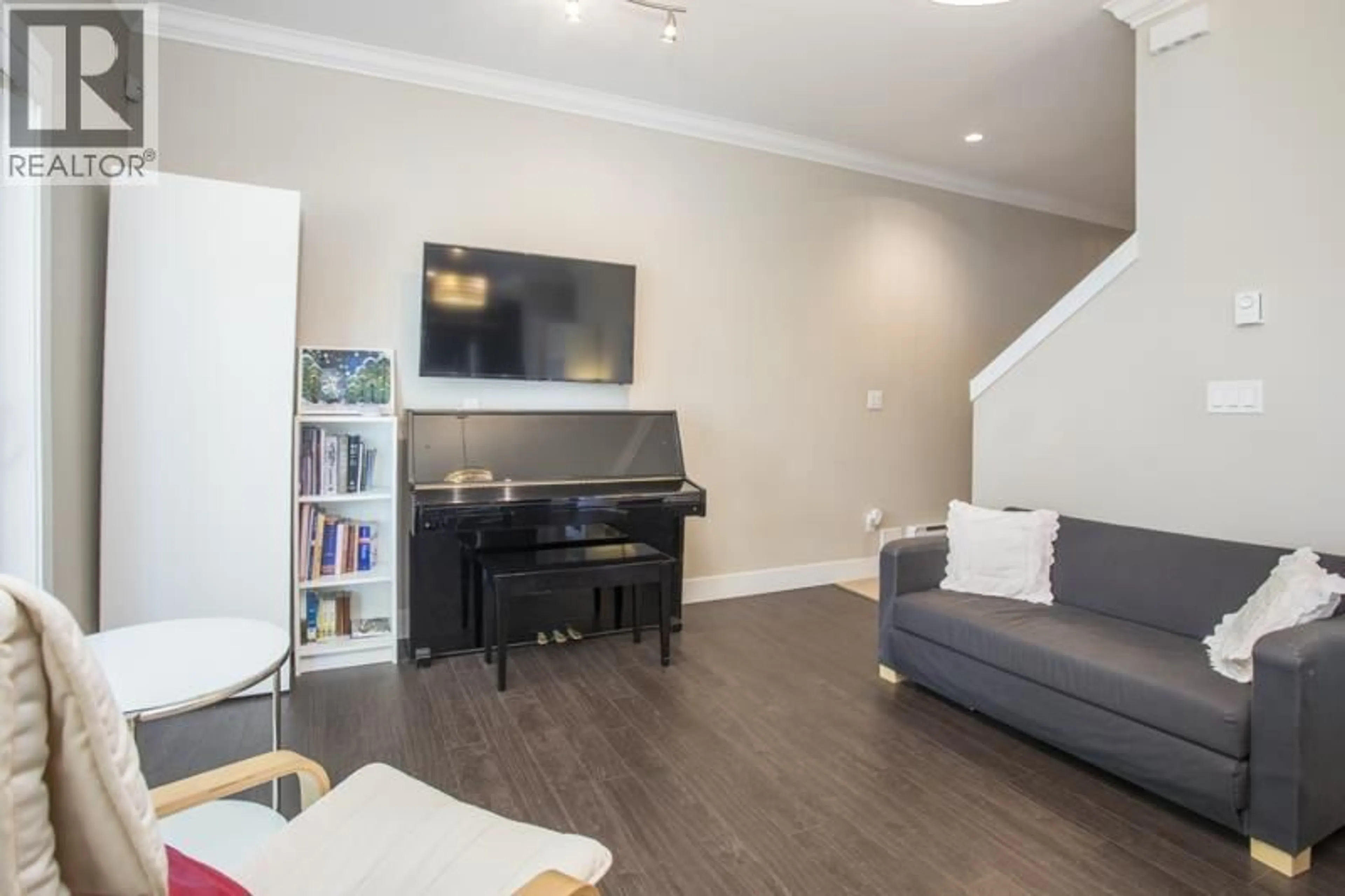 Living room with furniture, wood/laminate floor for 3 - 9131 WILLIAMS ROAD, Richmond British Columbia V7A1G8