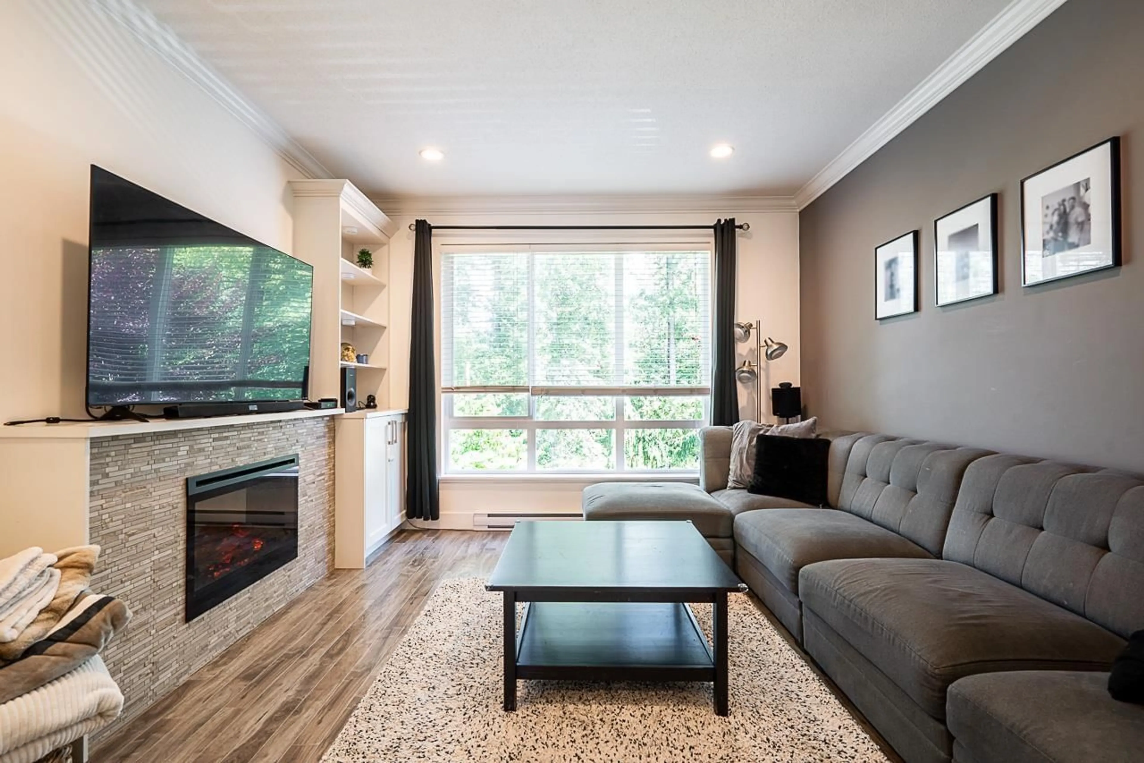 Living room with furniture, wood/laminate floor for 4 - 3039 156 STREET, Surrey British Columbia V3S6T5