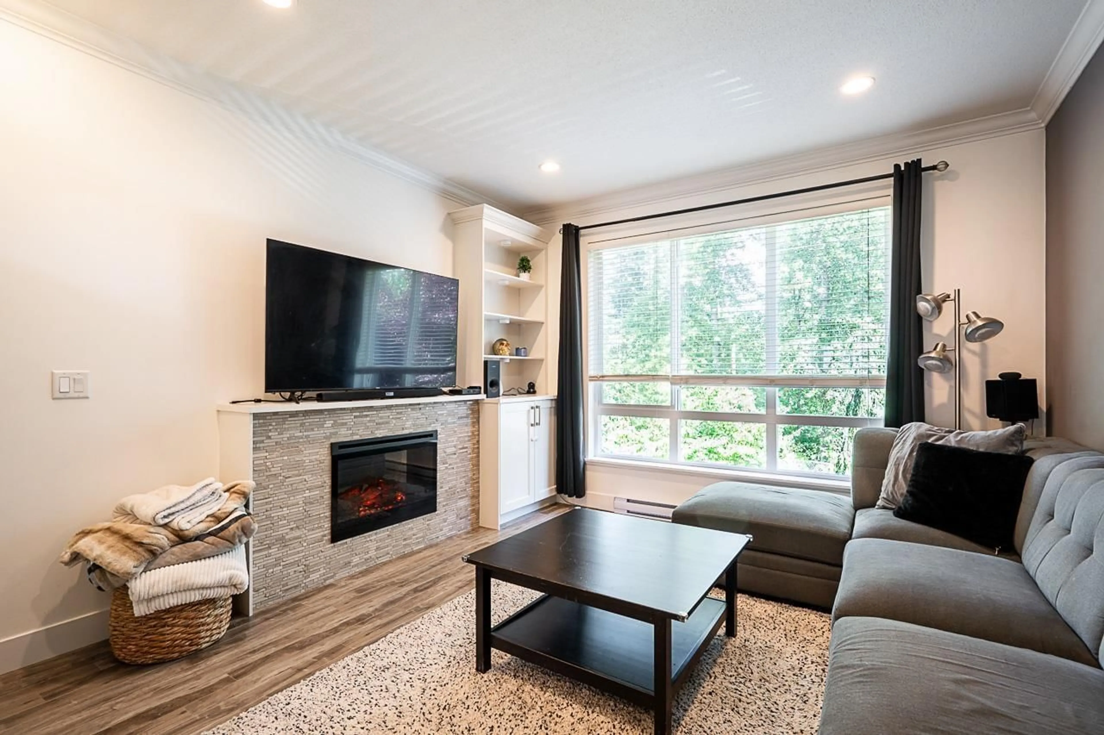 Living room with furniture, wood/laminate floor for 4 - 3039 156 STREET, Surrey British Columbia V3S6T5