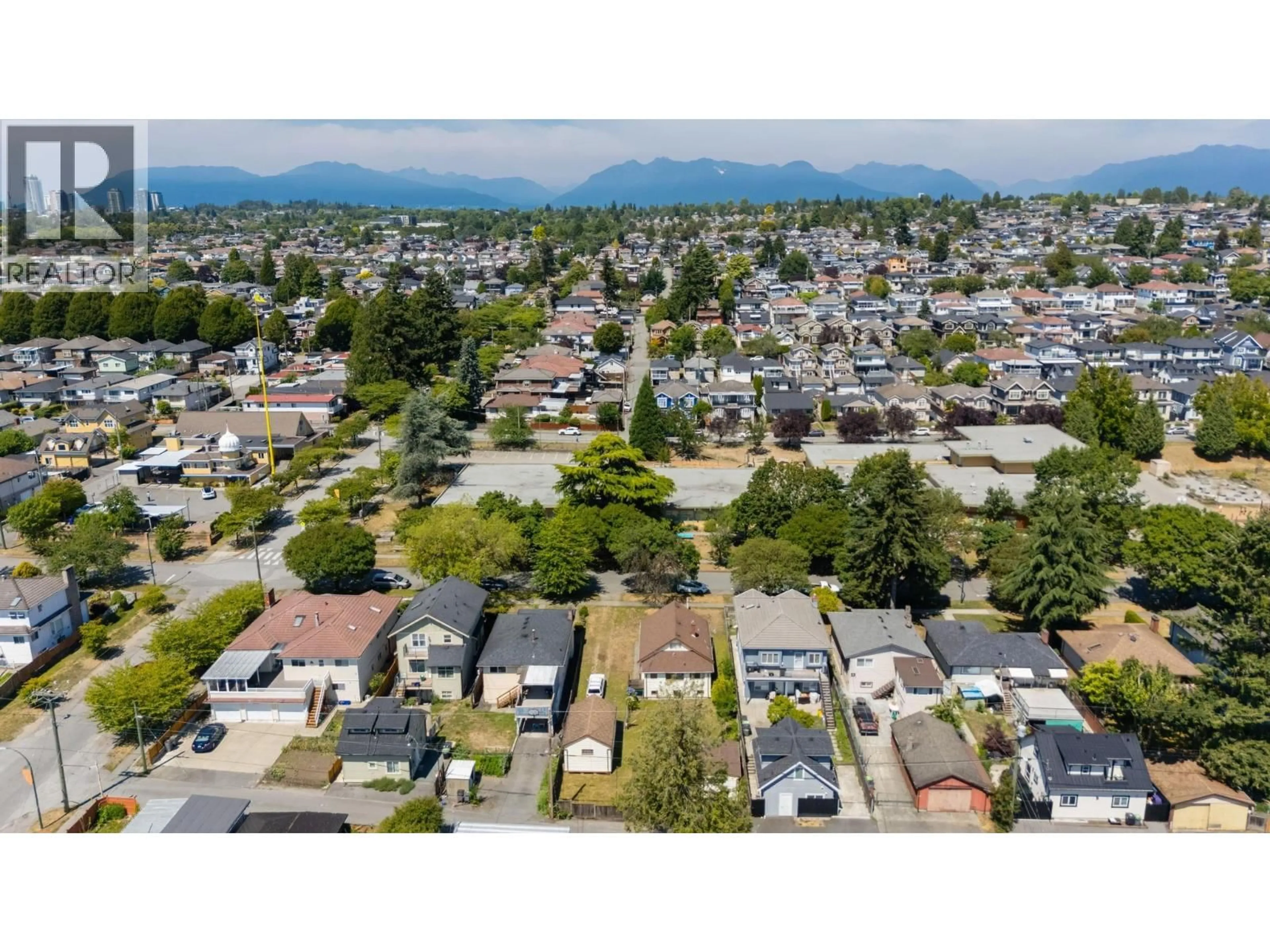 A pic from outside/outdoor area/front of a property/back of a property/a pic from drone, mountain view for 428 62ND AVENUE, Vancouver British Columbia V5X2G1