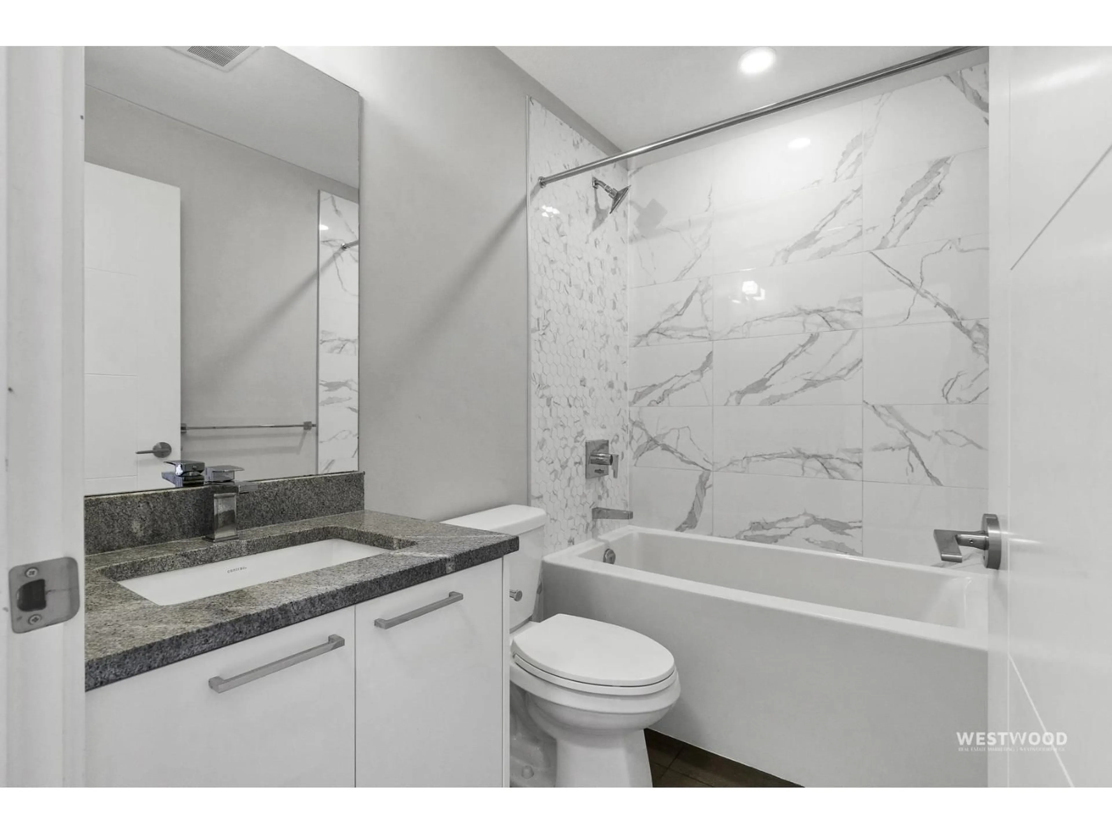 Standard bathroom, ceramic/tile floor for 210 - 20696 EASTLEIGH CRESCENT, Langley British Columbia V3A0M3