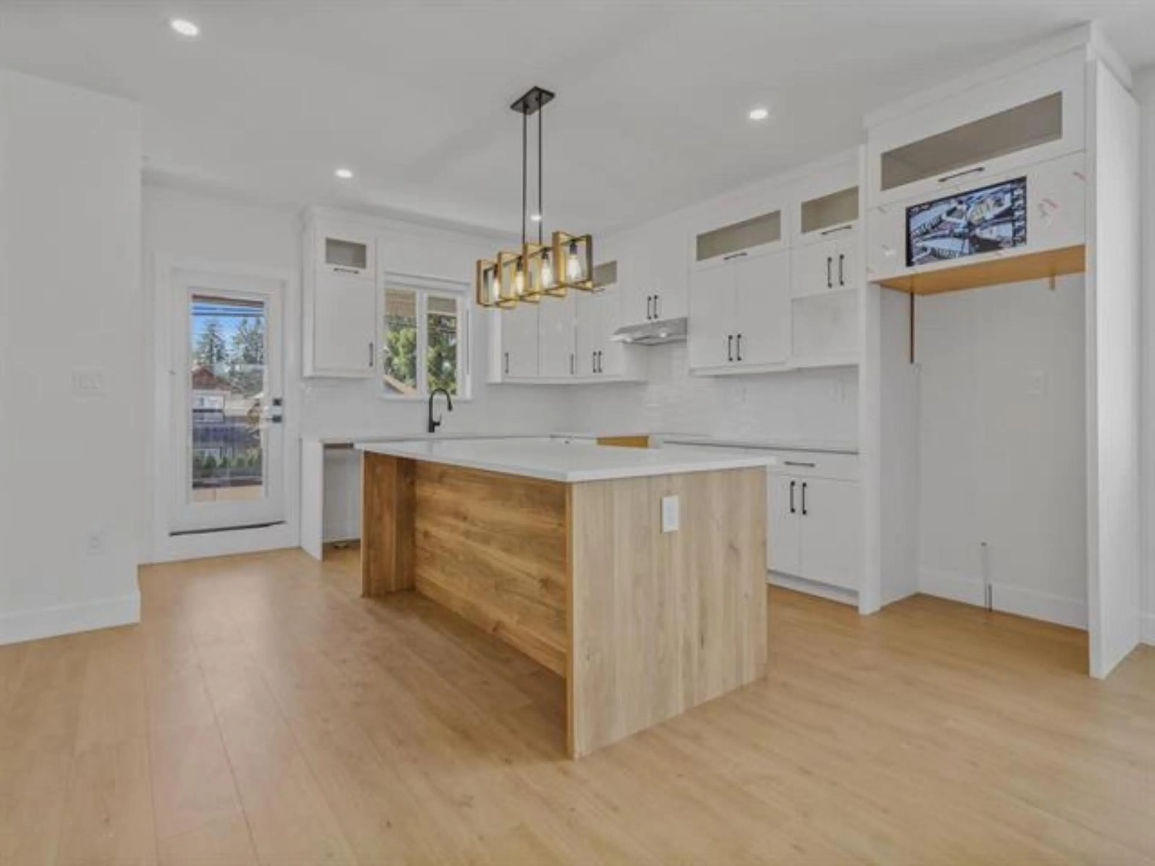 Open concept kitchen, wood/laminate floor for 8544 CEDAR STREET, Mission British Columbia V4S1A1