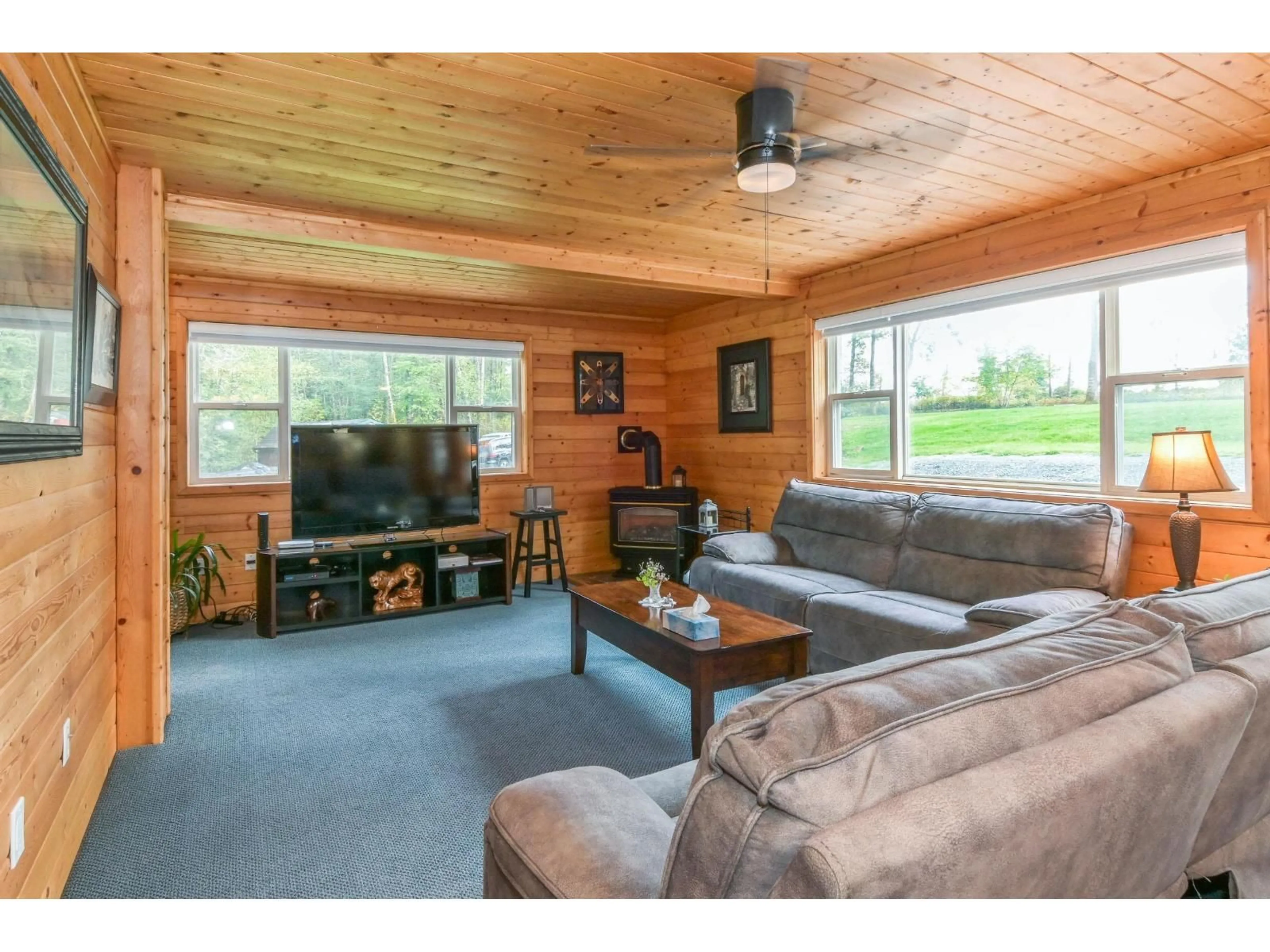 Living room with furniture, wood/laminate floor for 25330 72 AVENUE, Langley British Columbia V4W1H6