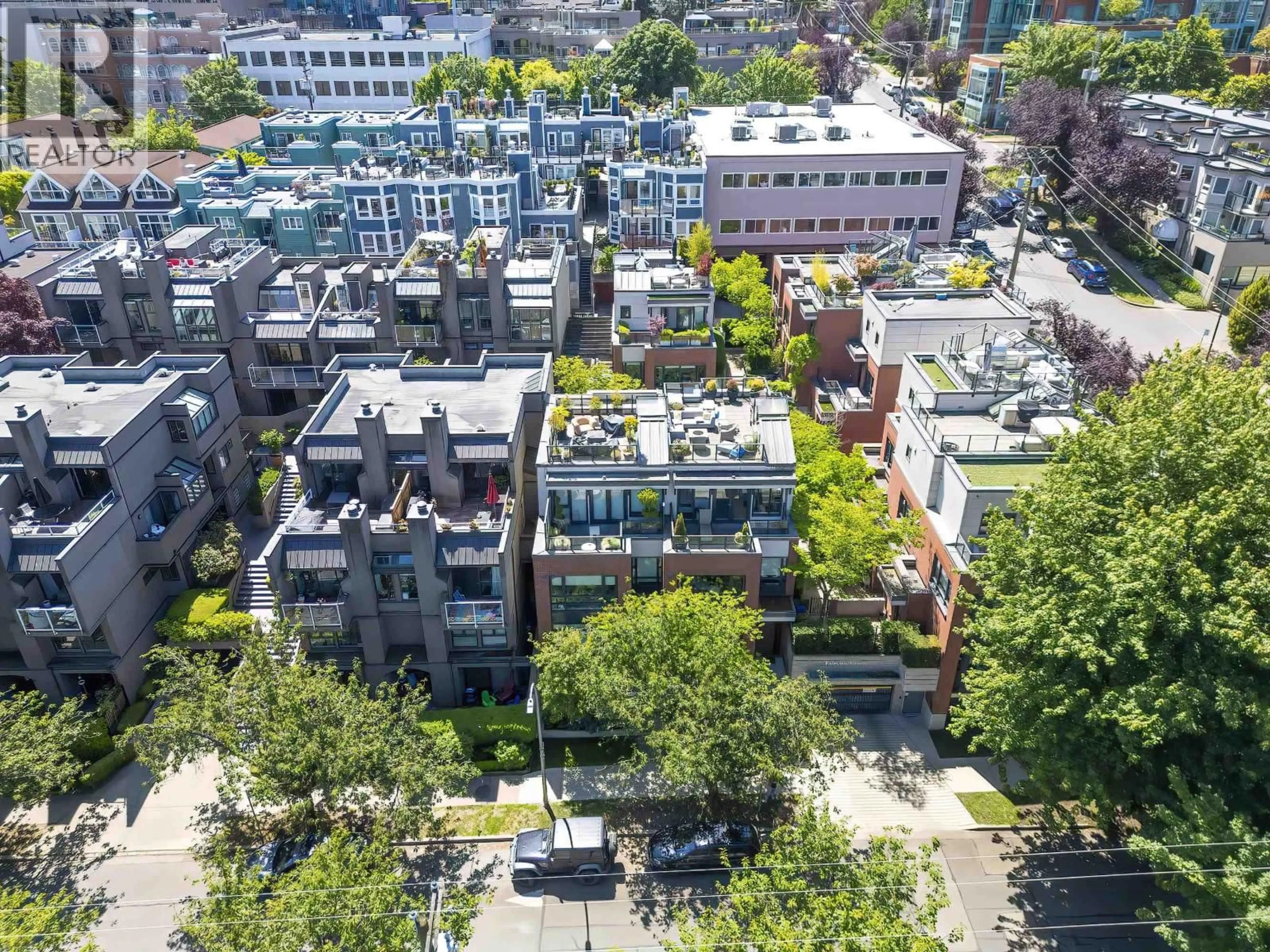A pic from outside/outdoor area/front of a property/back of a property/a pic from drone, city buildings view from balcony for 1088 7TH AVENUE, Vancouver British Columbia V6H0B5