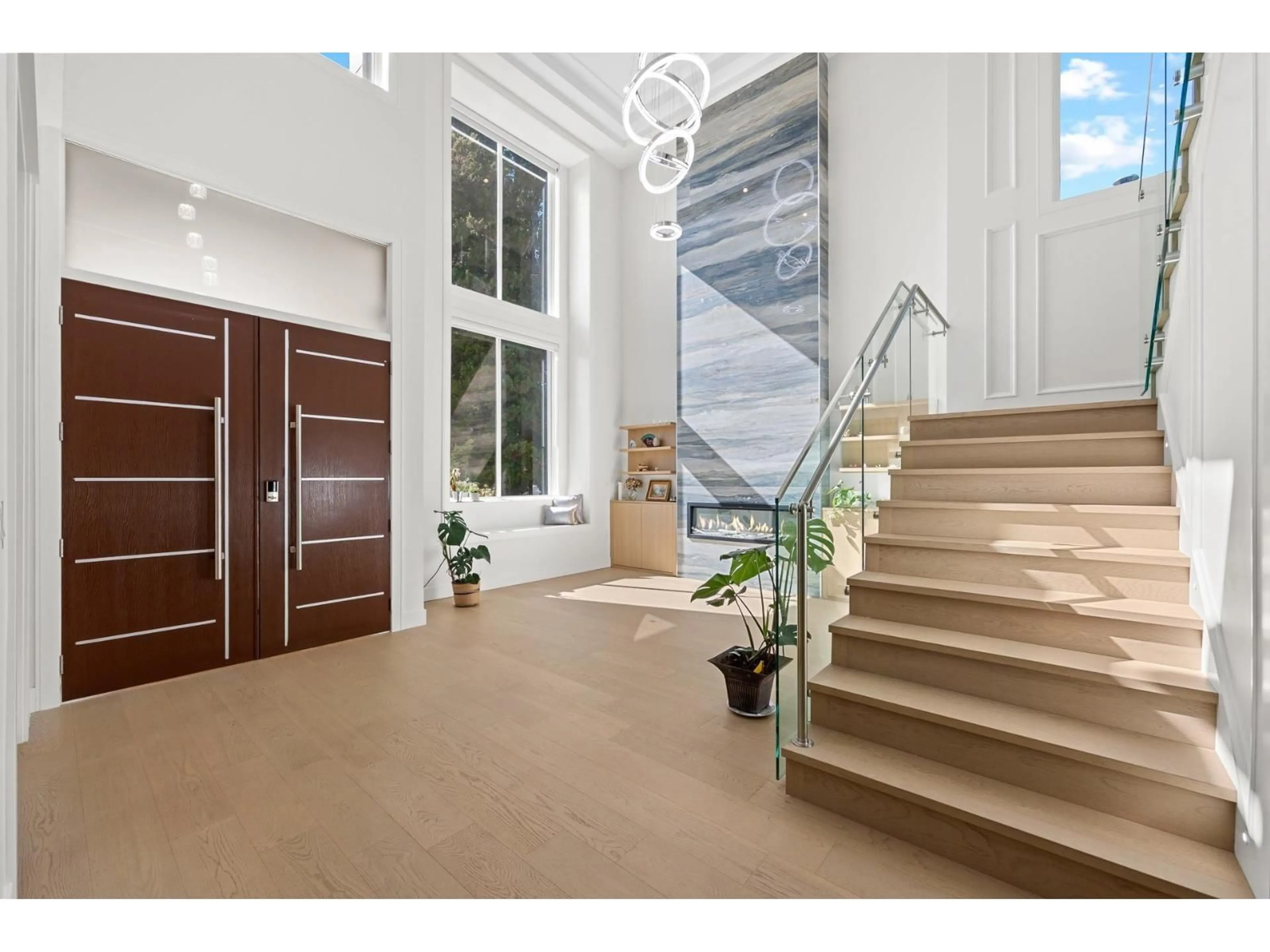 Indoor foyer for 14419 17A AVENUE, Surrey British Columbia V4A5P5