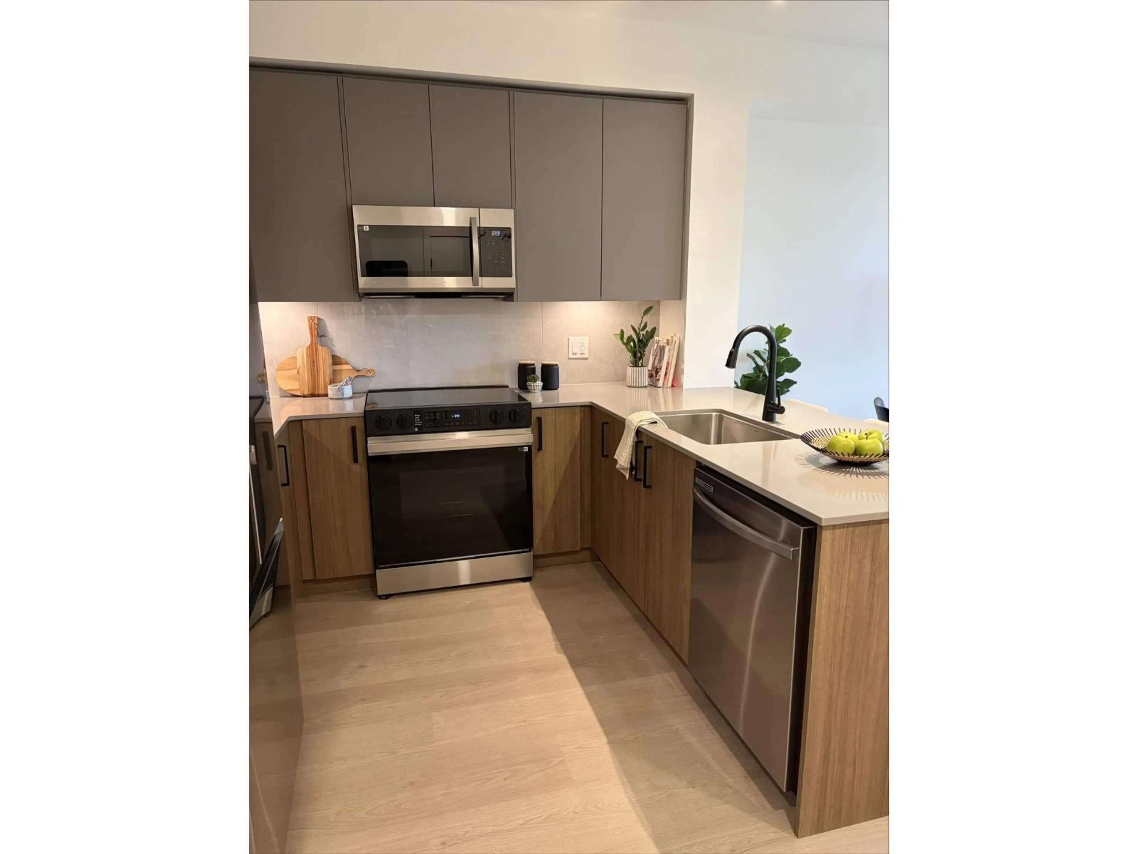 Standard kitchen, unknown for 305 - 10065 133 STREET, Surrey British Columbia V0V0V0