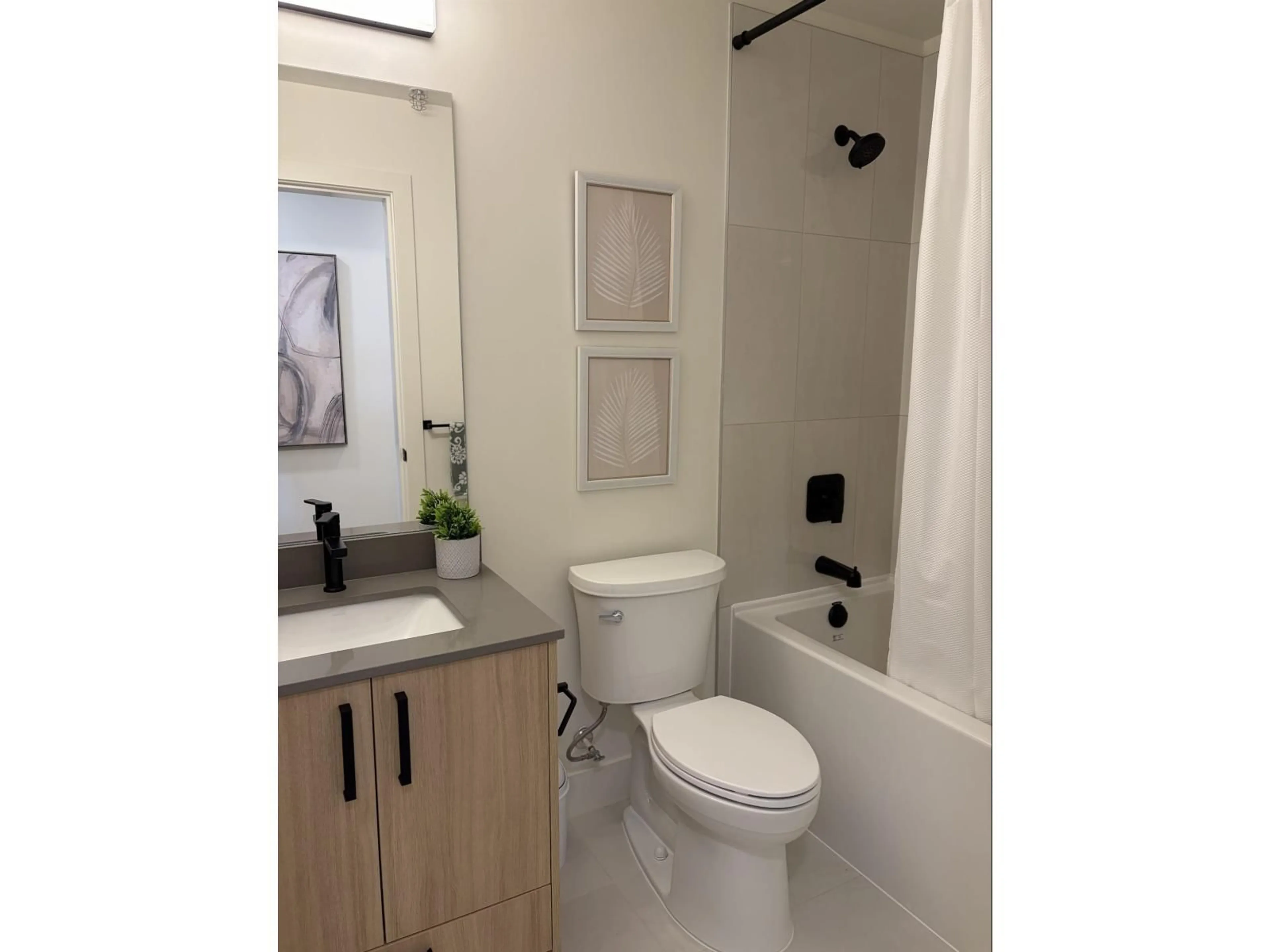 Standard bathroom, unknown for 517 - 10065 133 STREET, Surrey British Columbia V0V0V0