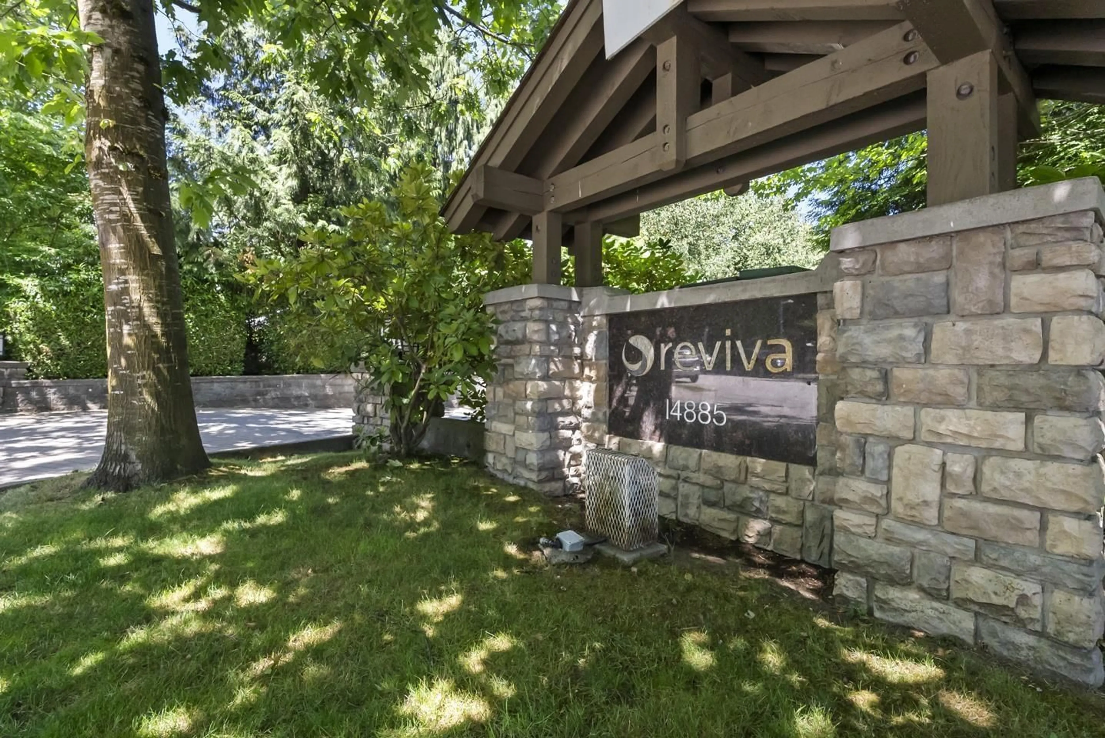 Patio, mountain view for 212 - 14885 105 AVENUE, Surrey British Columbia V3R2V6