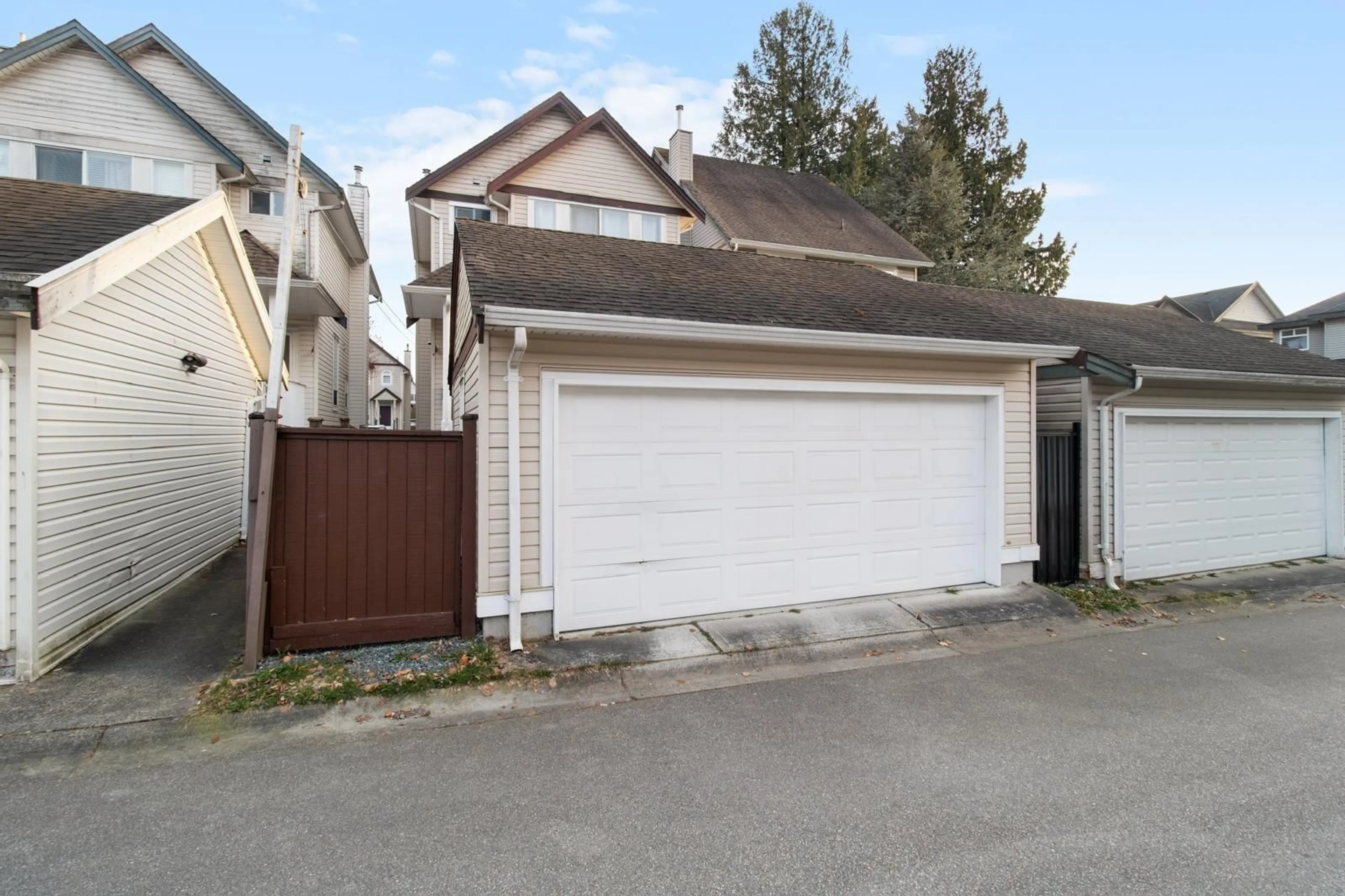 Indoor garage for 12625 HAMPTON COURT, Surrey British Columbia V3W1N2