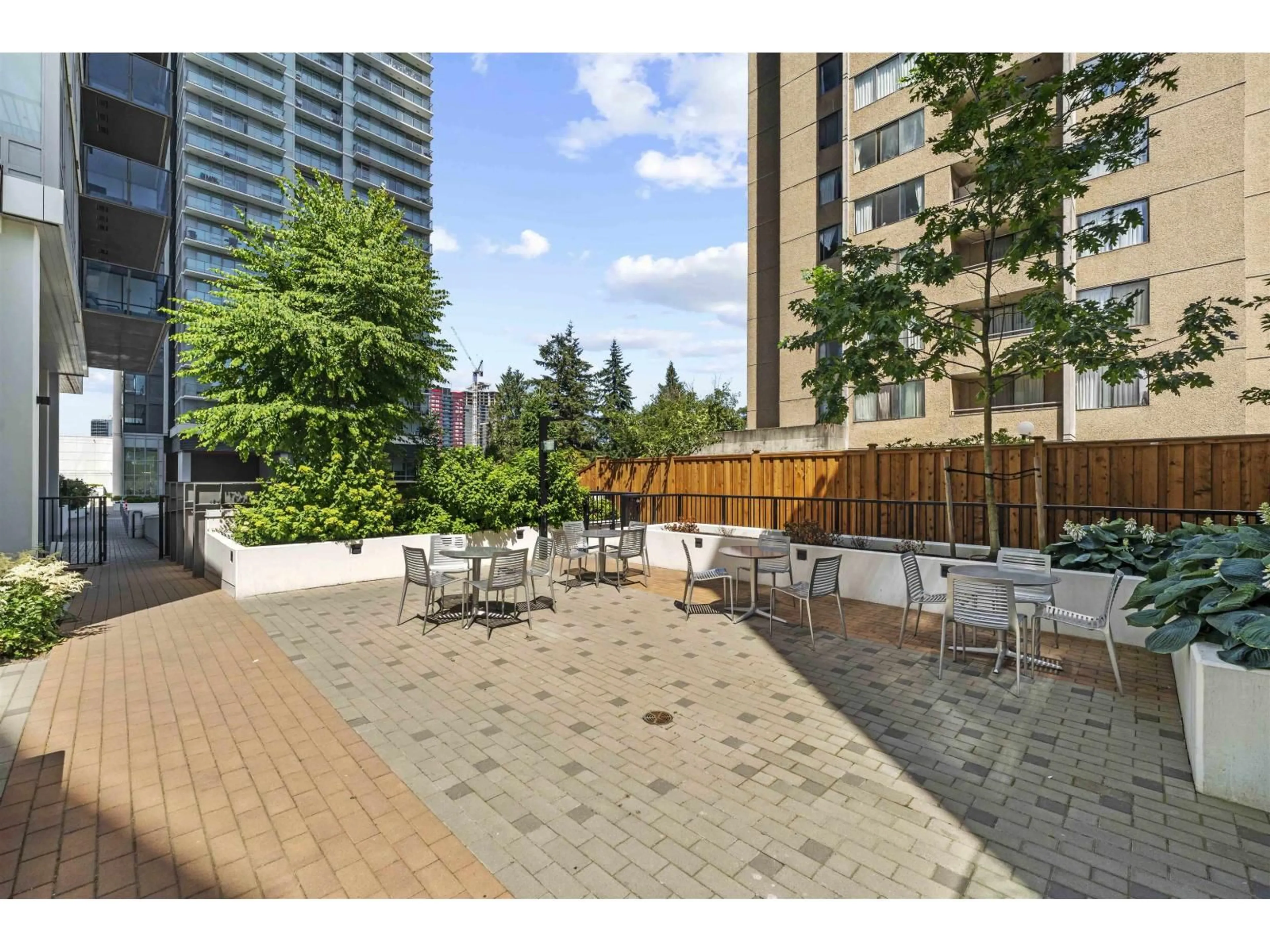Patio, street for 605 - 10448 UNIVERSITY DRIVE, Surrey British Columbia V3T0S7