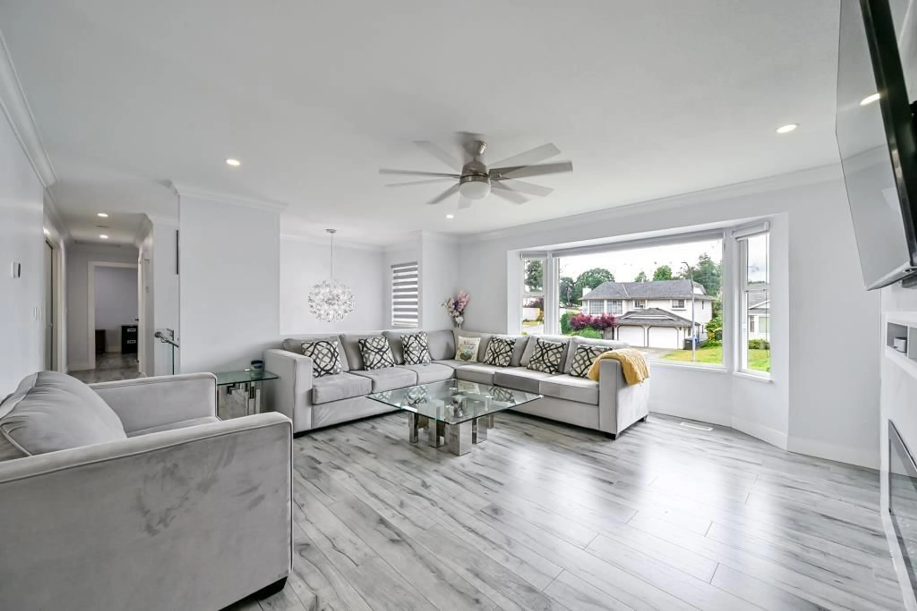 Living room with furniture, ceramic/tile floor for 32632 HAIDA DRIVE, Abbotsford British Columbia V2T4Z5