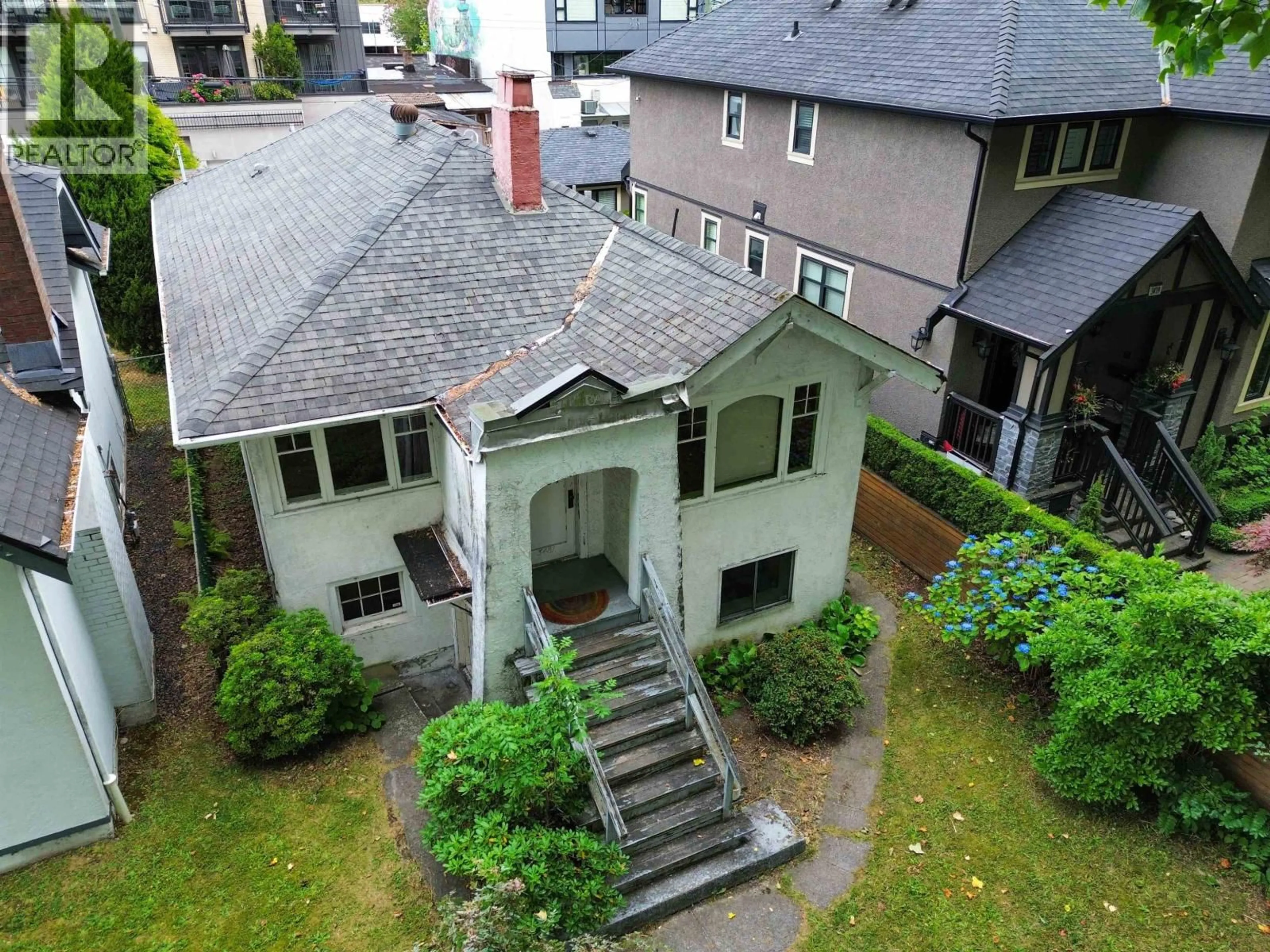 A pic from outside/outdoor area/front of a property/back of a property/a pic from drone, city buildings view from balcony for 3481 10TH AVENUE, Vancouver British Columbia V6R2E7