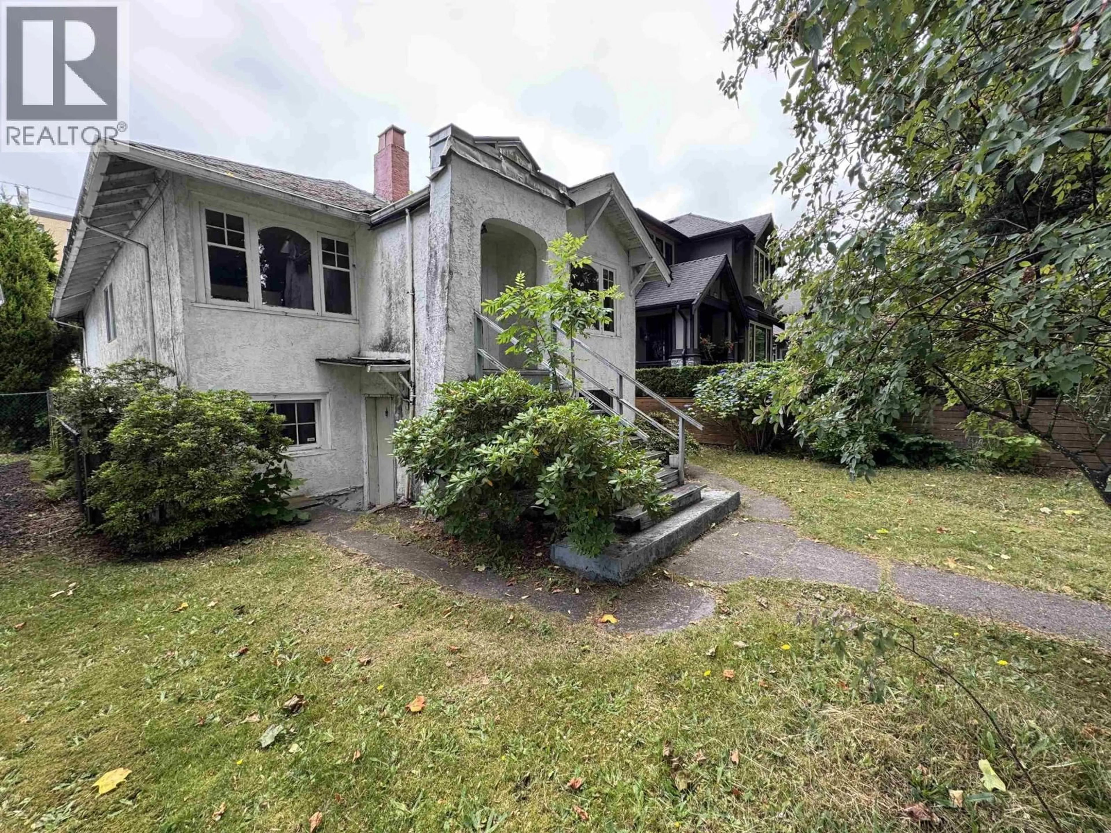 A pic from outside/outdoor area/front of a property/back of a property/a pic from drone, street for 3481 10TH AVENUE, Vancouver British Columbia V6R2E7