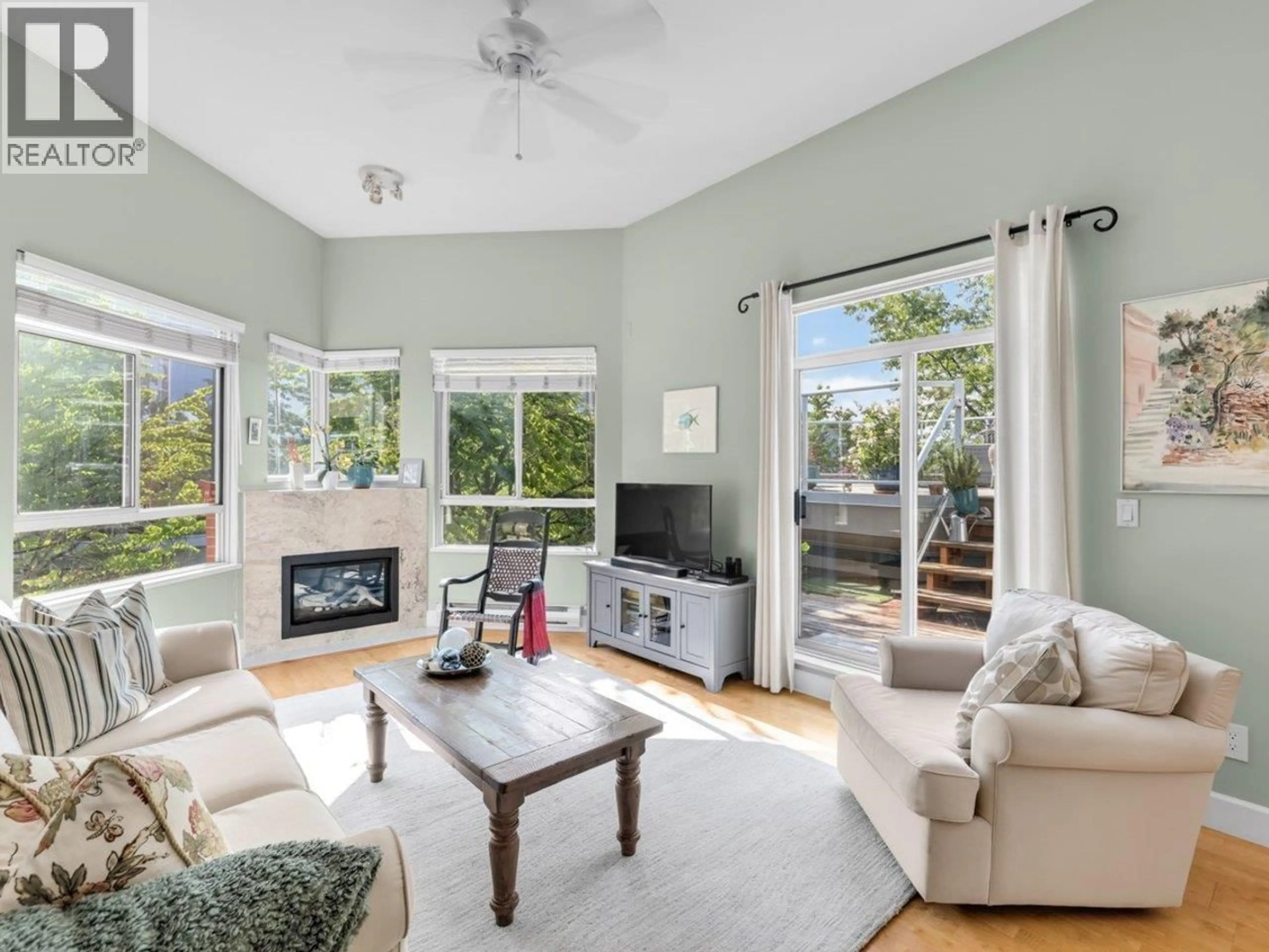 Living room with furniture, unknown for 413 - 128 8TH STREET, North Vancouver British Columbia V7M3M1