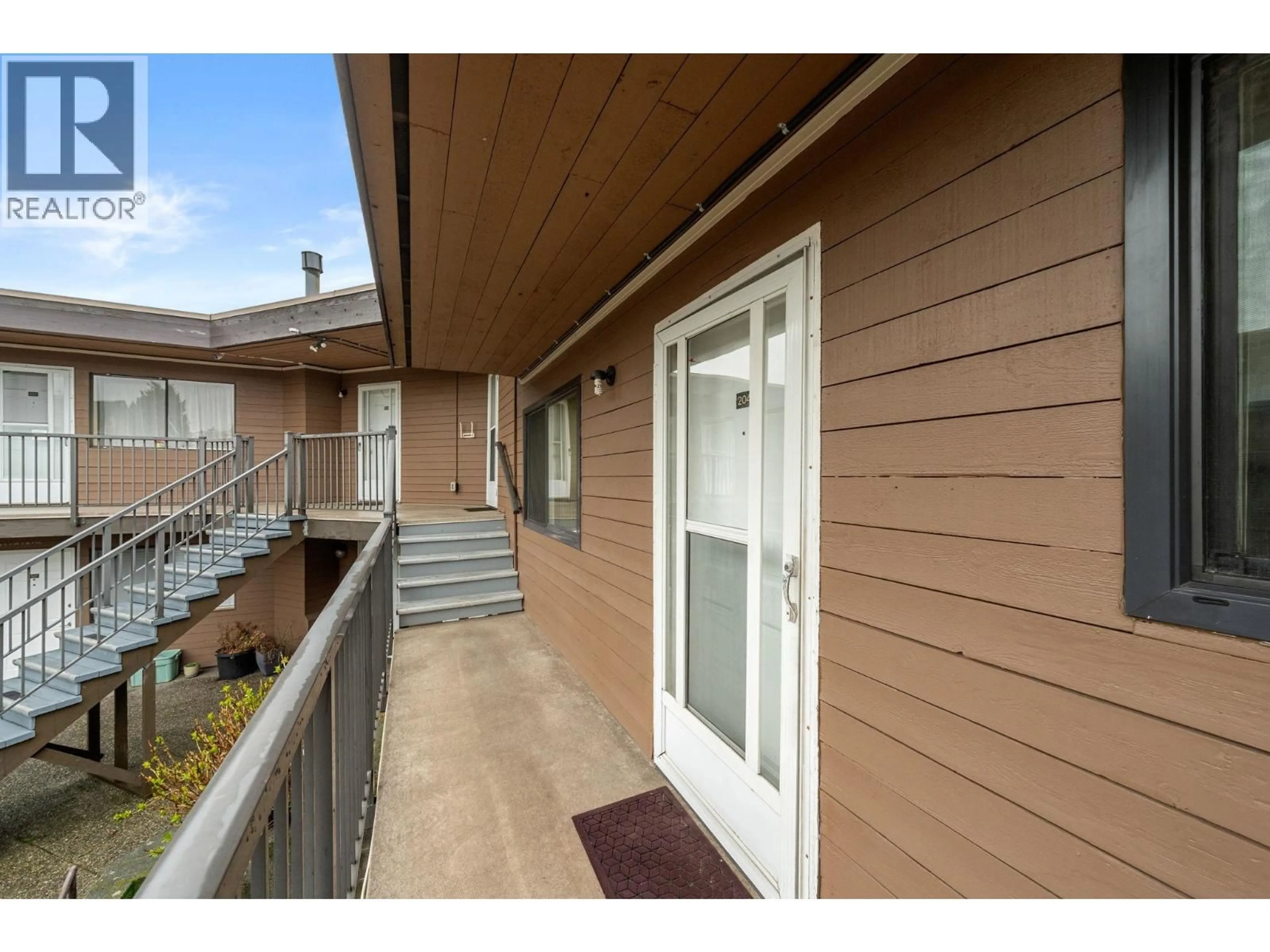 Patio, street for 204 - 3136 KINGSWAY, Vancouver British Columbia V5R5K1