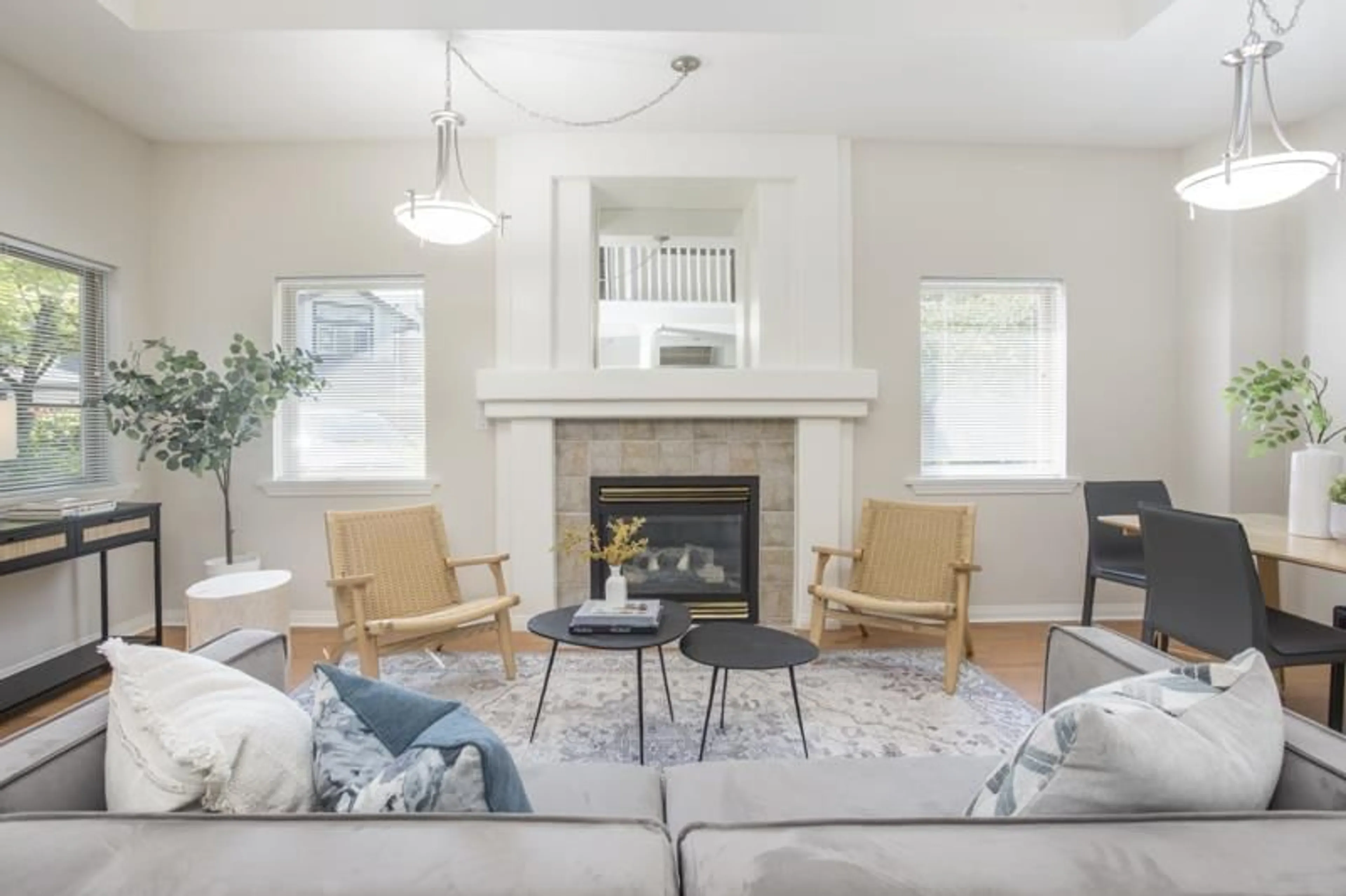 Living room with furniture, unknown for 7 - 3387 KING GEORGE BOULEVARD, Surrey British Columbia V4P1B7