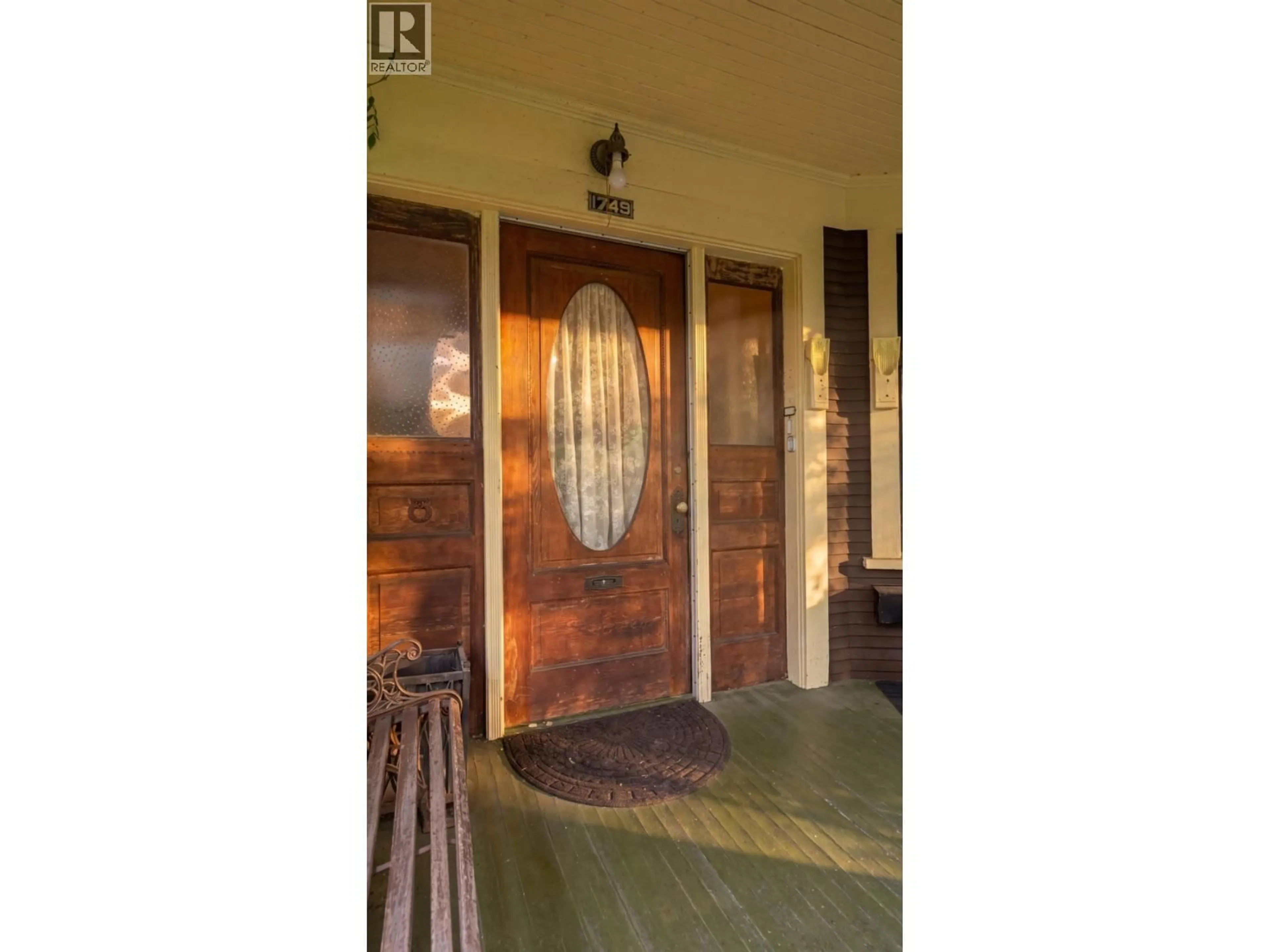 Indoor foyer for 1749 WILLIAM STREET, Vancouver British Columbia V5L2R5