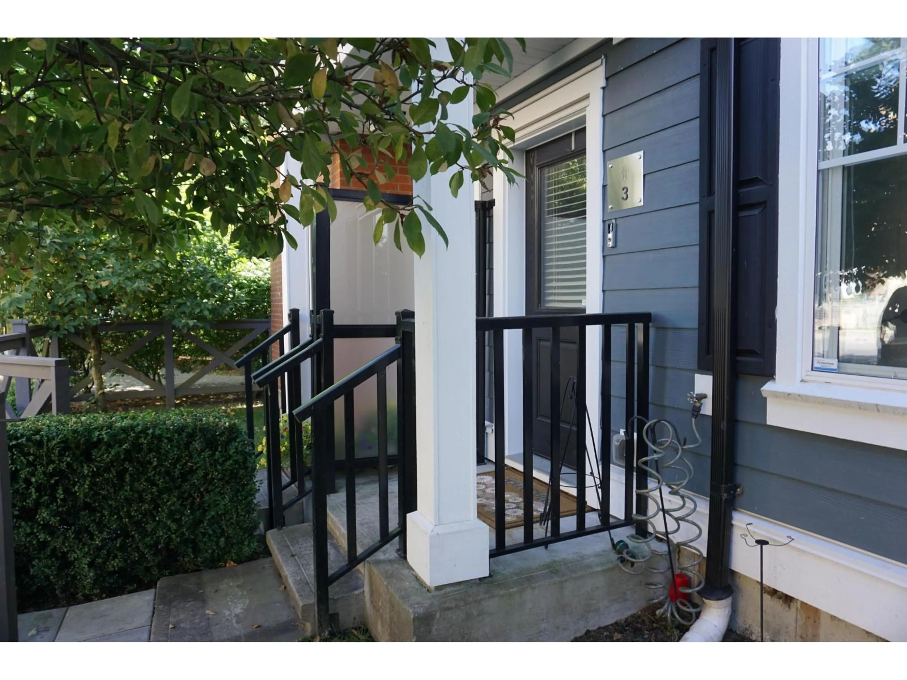 Indoor entryway for 3 - 16458 23A AVENUE, Surrey British Columbia V3Z0L9
