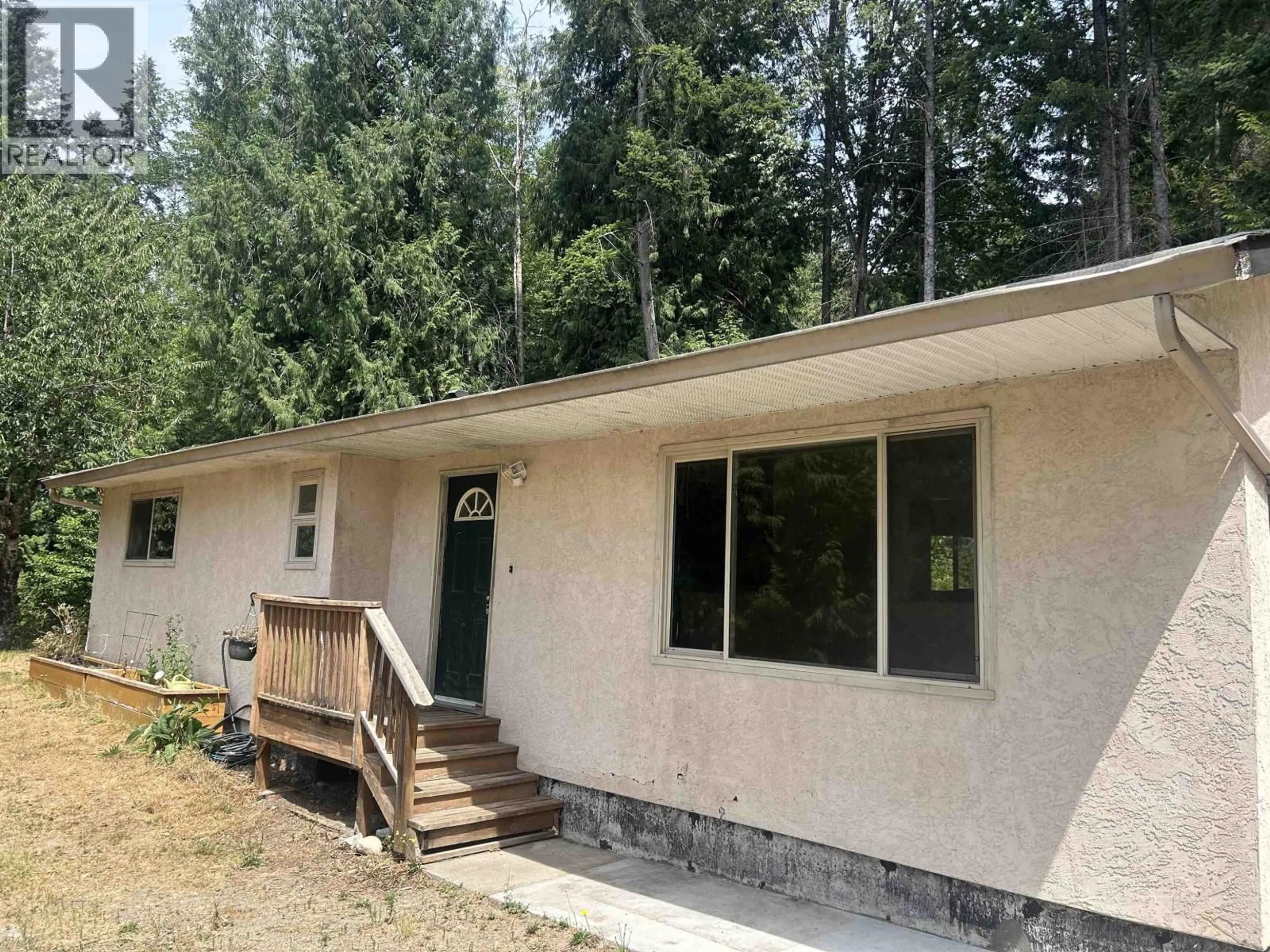 Home with vinyl exterior material, unknown for 5754 TROUT LAKE ROAD, Halfmoon Bay British Columbia V7Z1H1