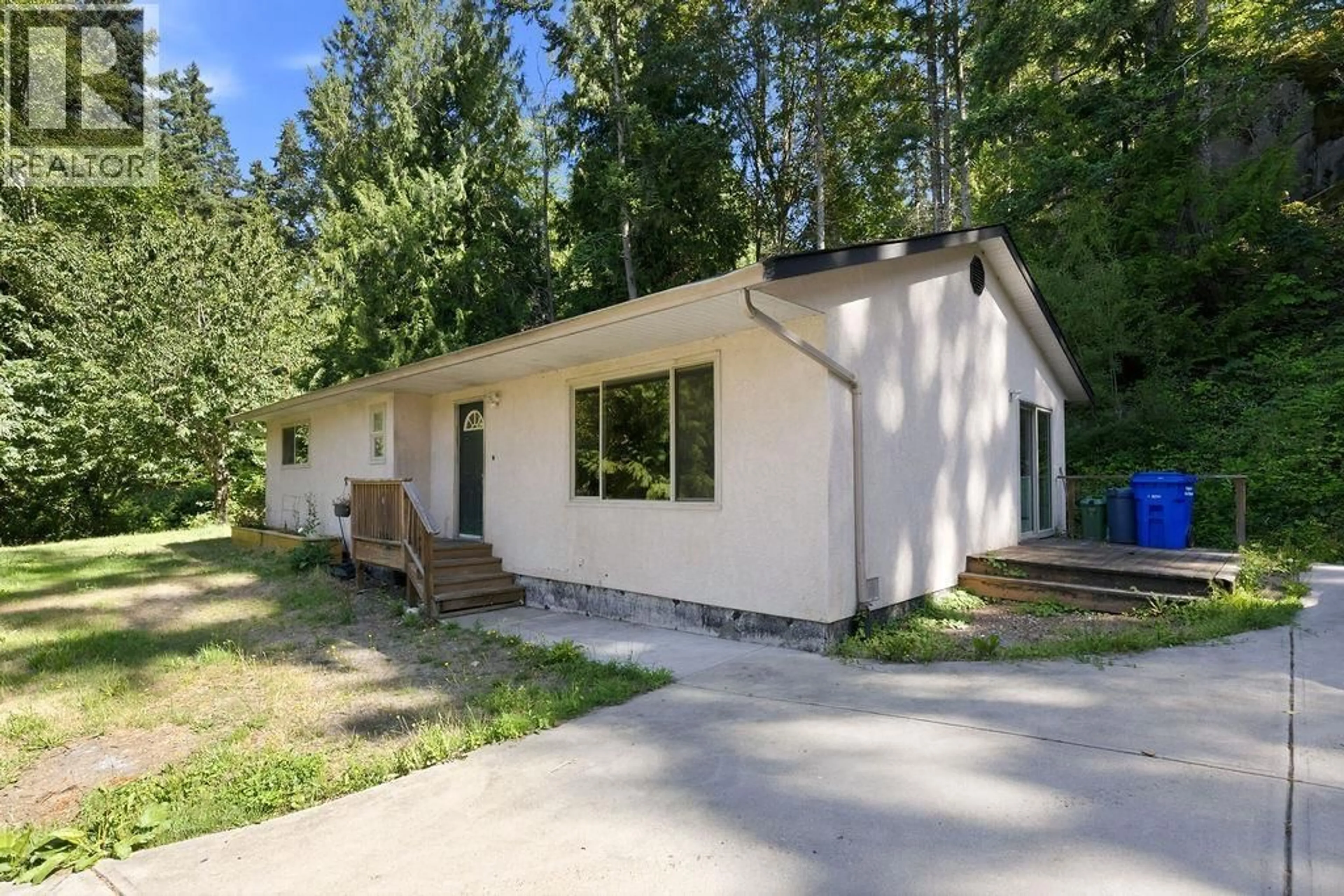 Home with vinyl exterior material, unknown for 5754 TROUT LAKE ROAD, Halfmoon Bay British Columbia V7Z1H1