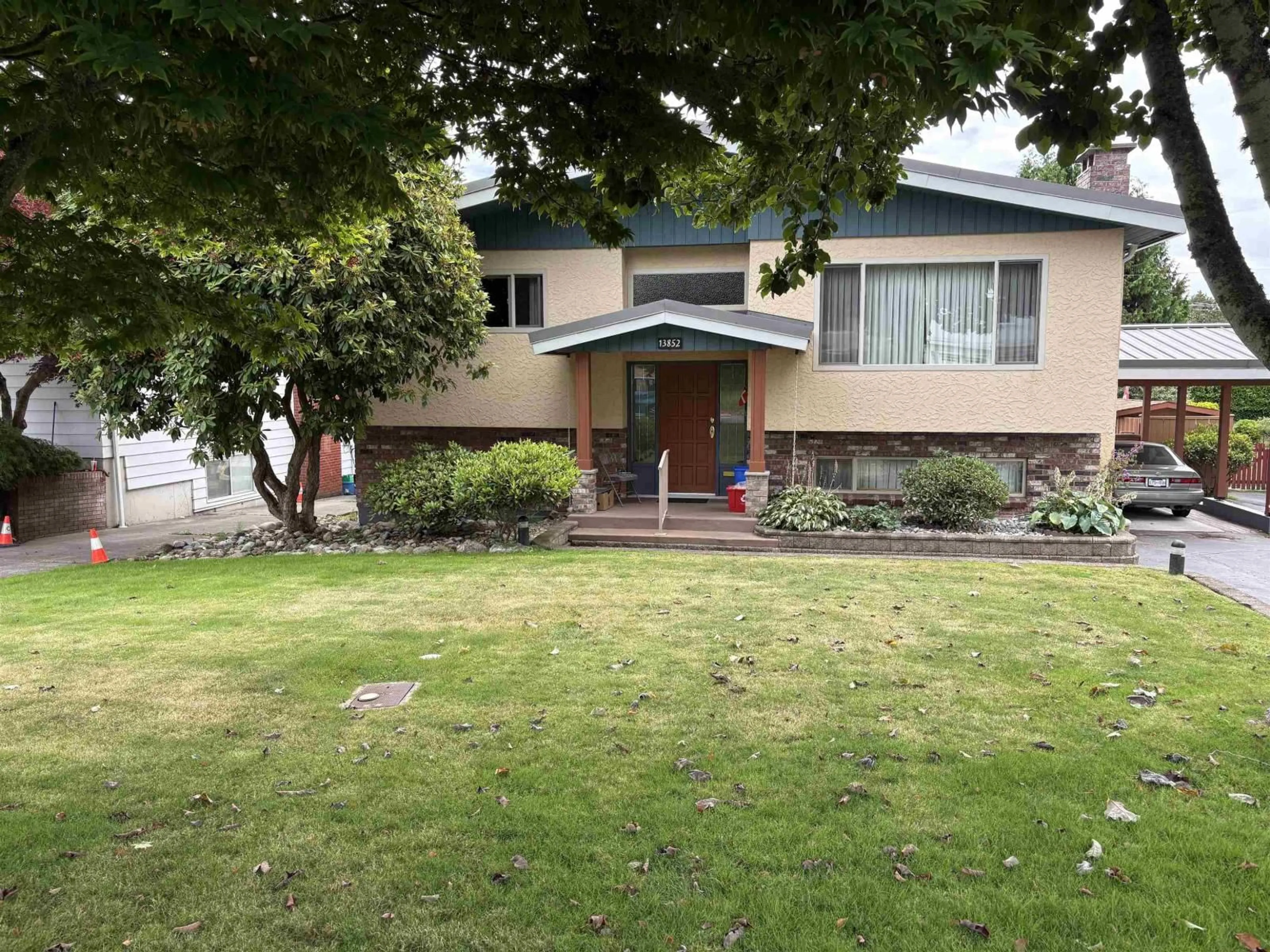 A pic from outside/outdoor area/front of a property/back of a property/a pic from drone, unknown for 13852 MALABAR AVENUE, White Rock British Columbia V4B2X9