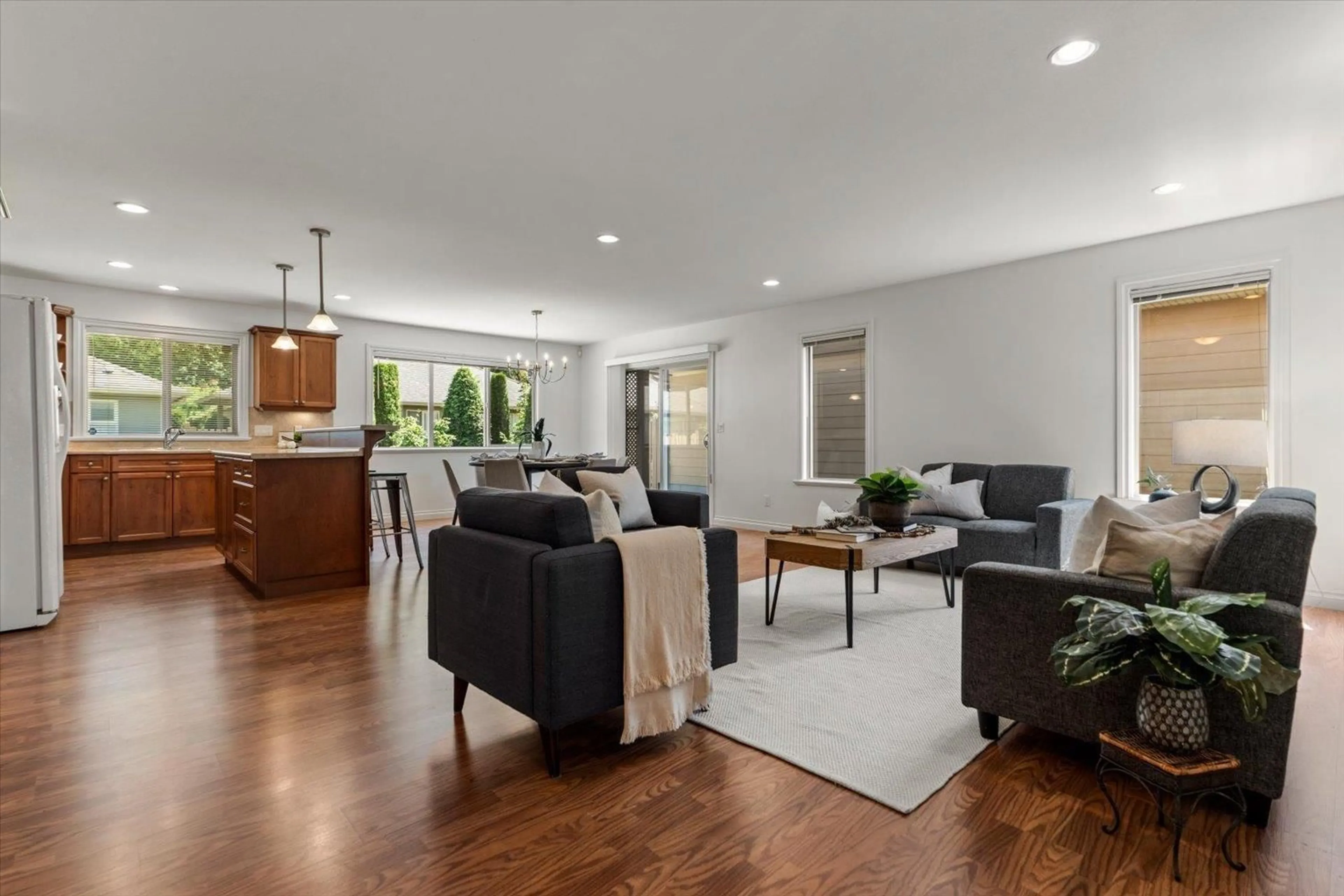 Living room with furniture, unknown for 194 - 46000 THOMAS ROAD, Chilliwack British Columbia V2R5W6
