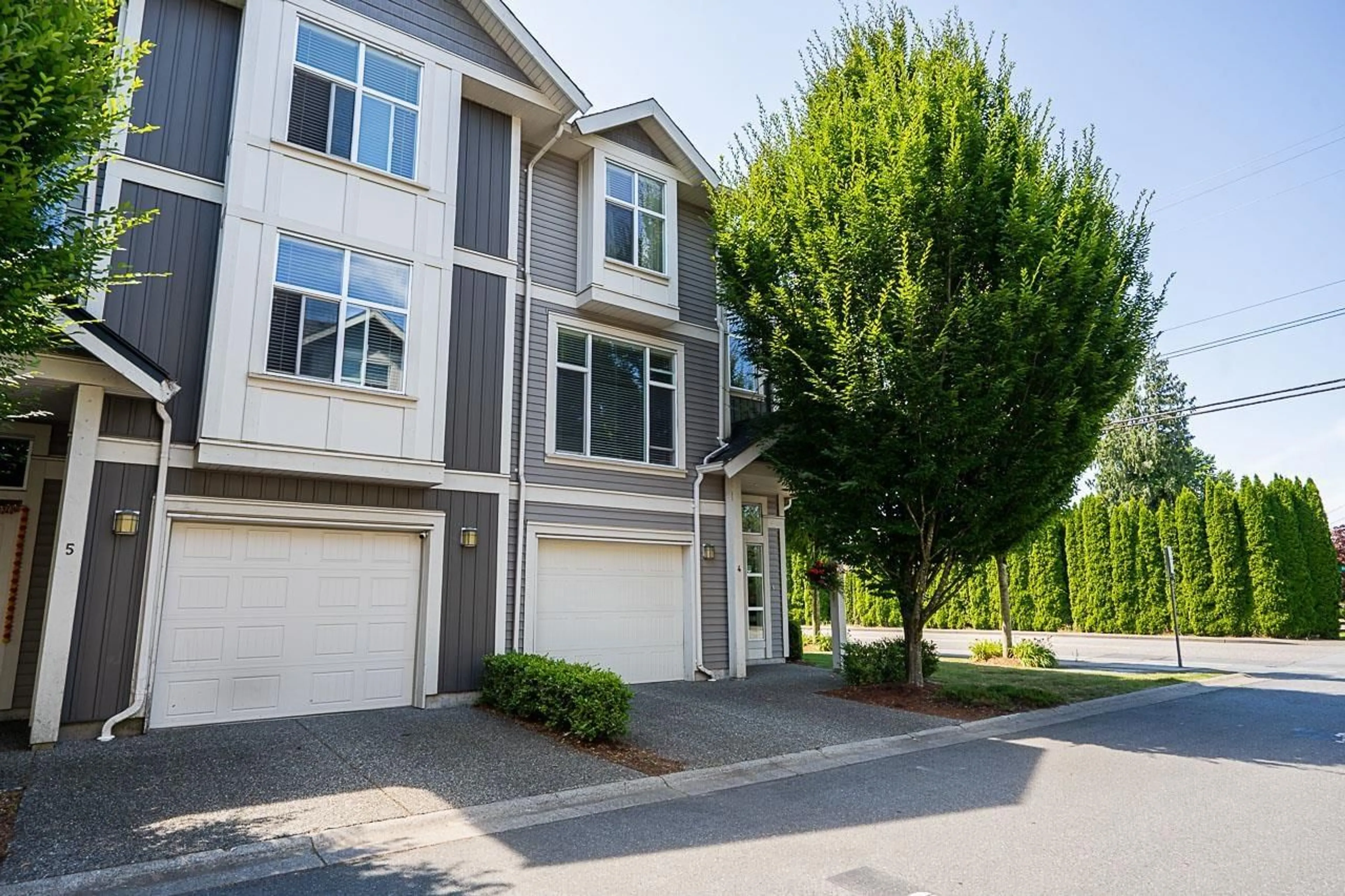 Home with vinyl exterior material, street for 4 - 9270 BROADWAY STREET, Chilliwack British Columbia V2P0E5
