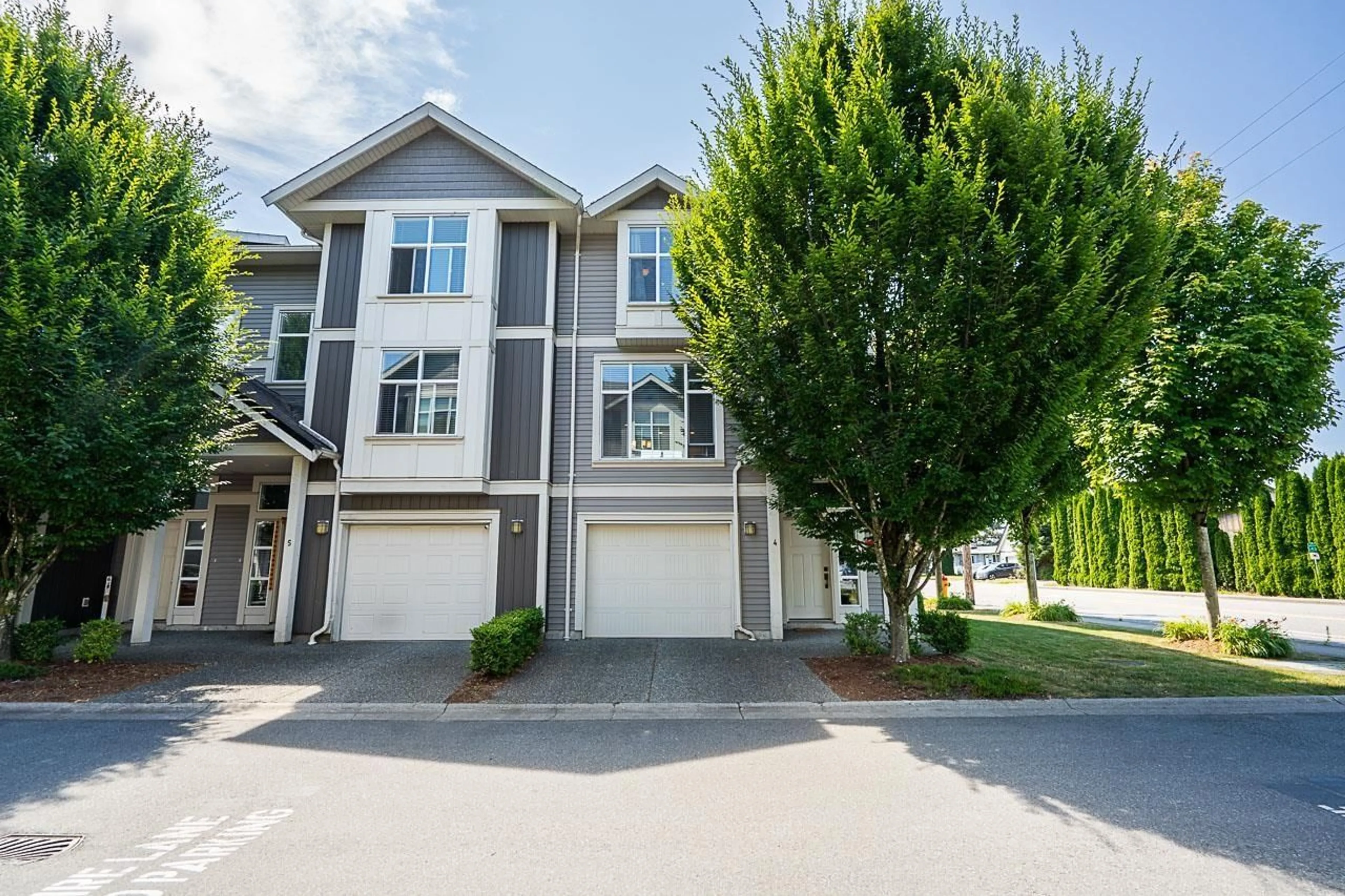 A pic from outside/outdoor area/front of a property/back of a property/a pic from drone, street for 4 - 9270 BROADWAY STREET, Chilliwack British Columbia V2P0E5