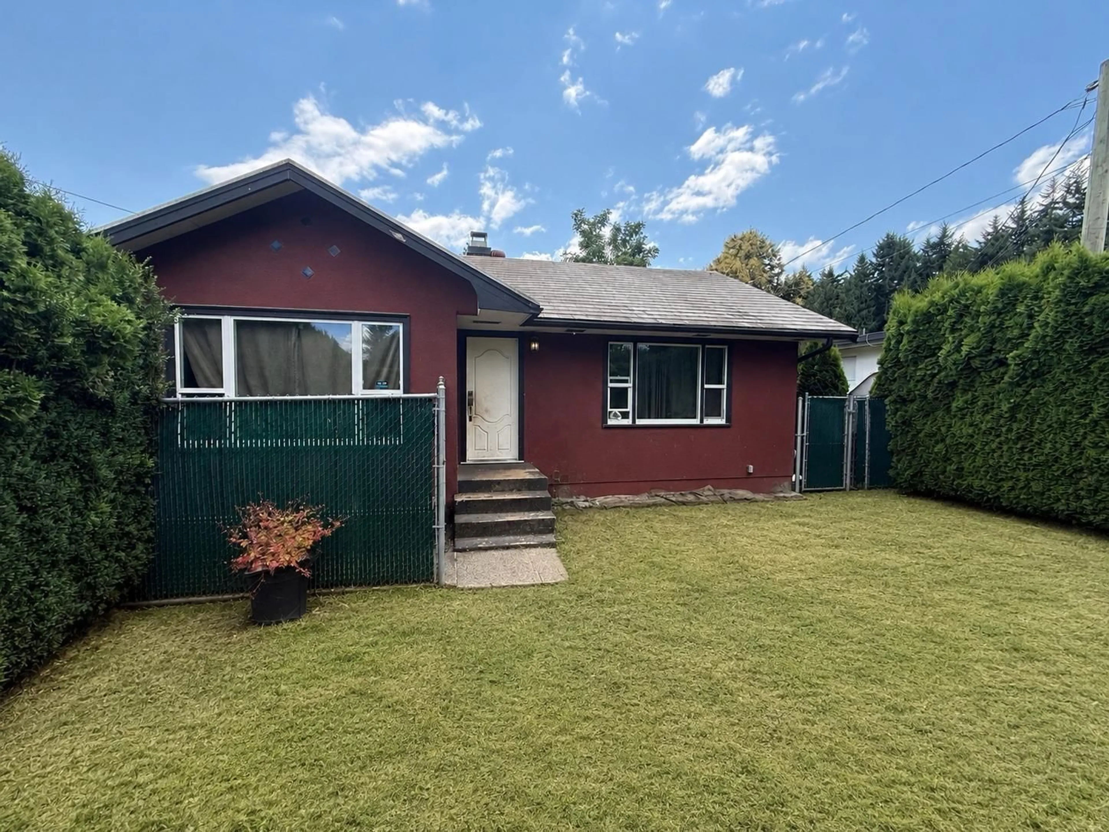 Home with vinyl exterior material, street for 33474 HAWTHORNE AVENUE, Abbotsford British Columbia V2S1B8