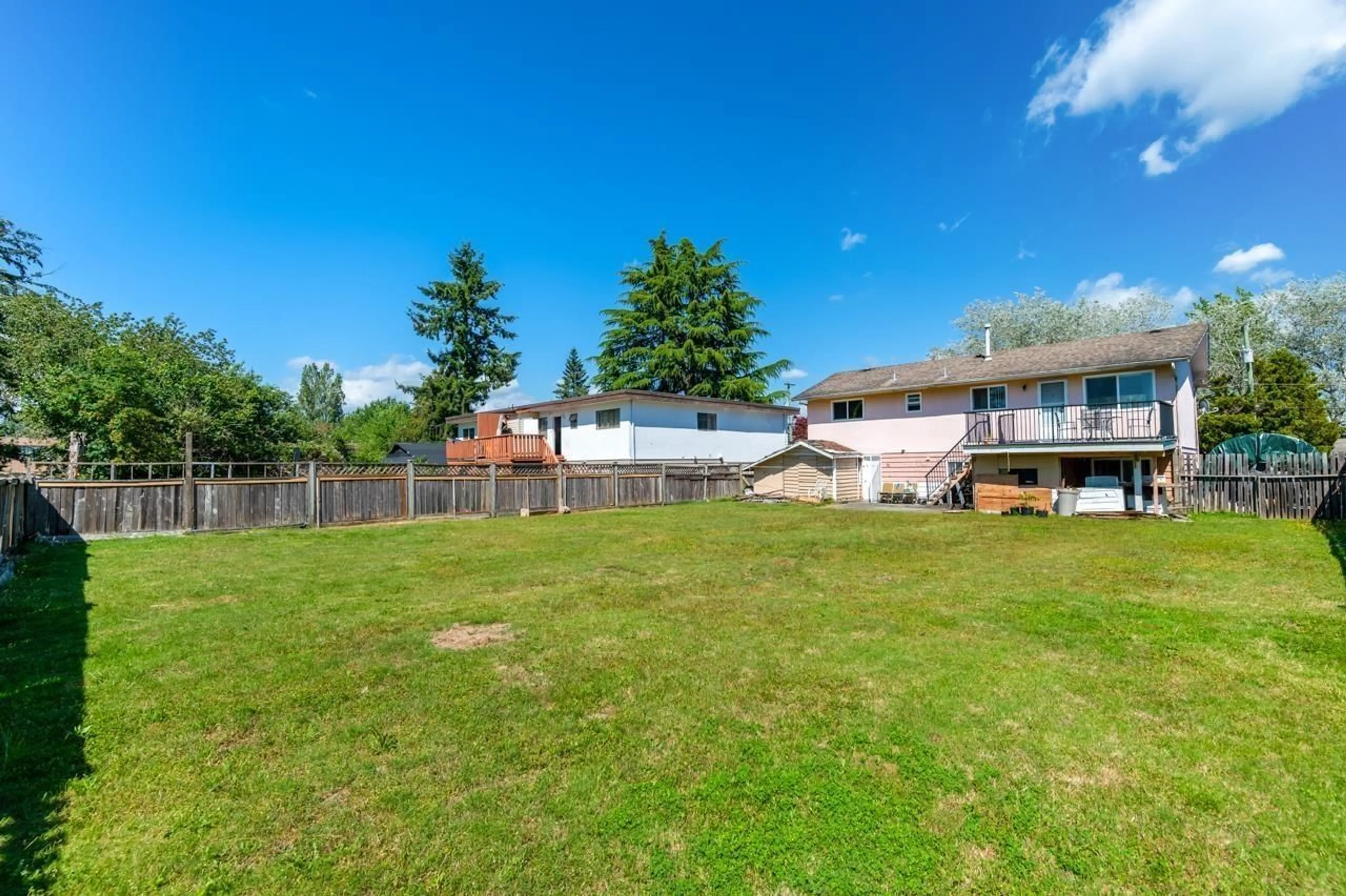 A pic from outside/outdoor area/front of a property/back of a property/a pic from drone, unknown for 10355 149A STREET, Surrey British Columbia V3R4A5