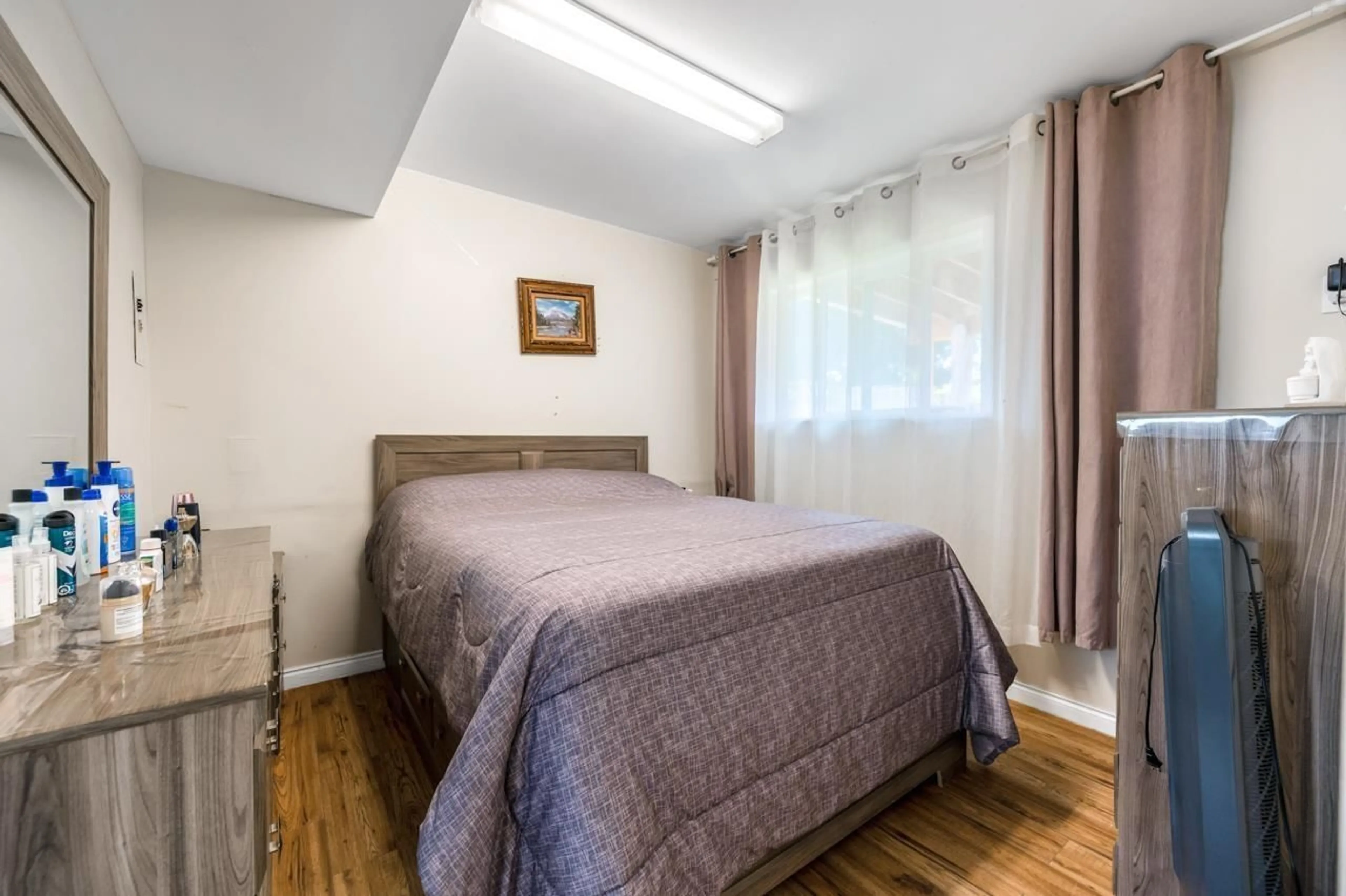 Bedroom with bed, unknown for 10355 149A STREET, Surrey British Columbia V3R4A5