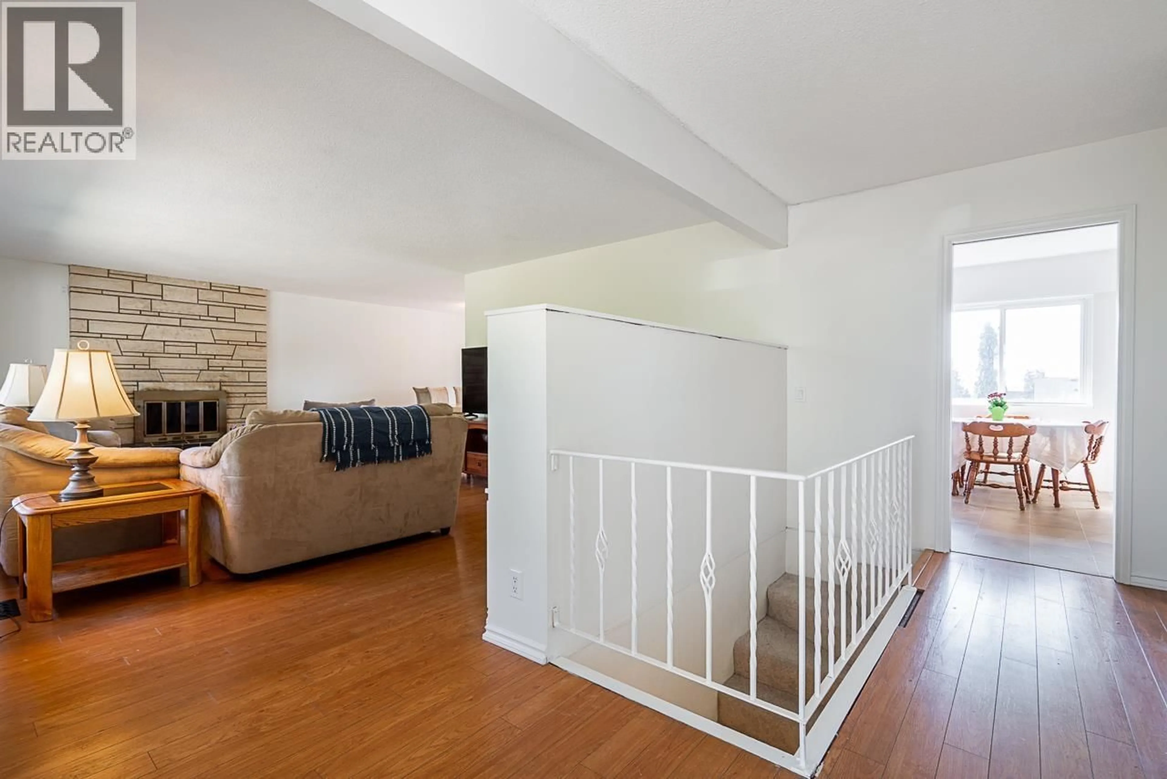 Indoor foyer for 50 EAST 10TH AVENUE, New Westminster British Columbia V3L4R5