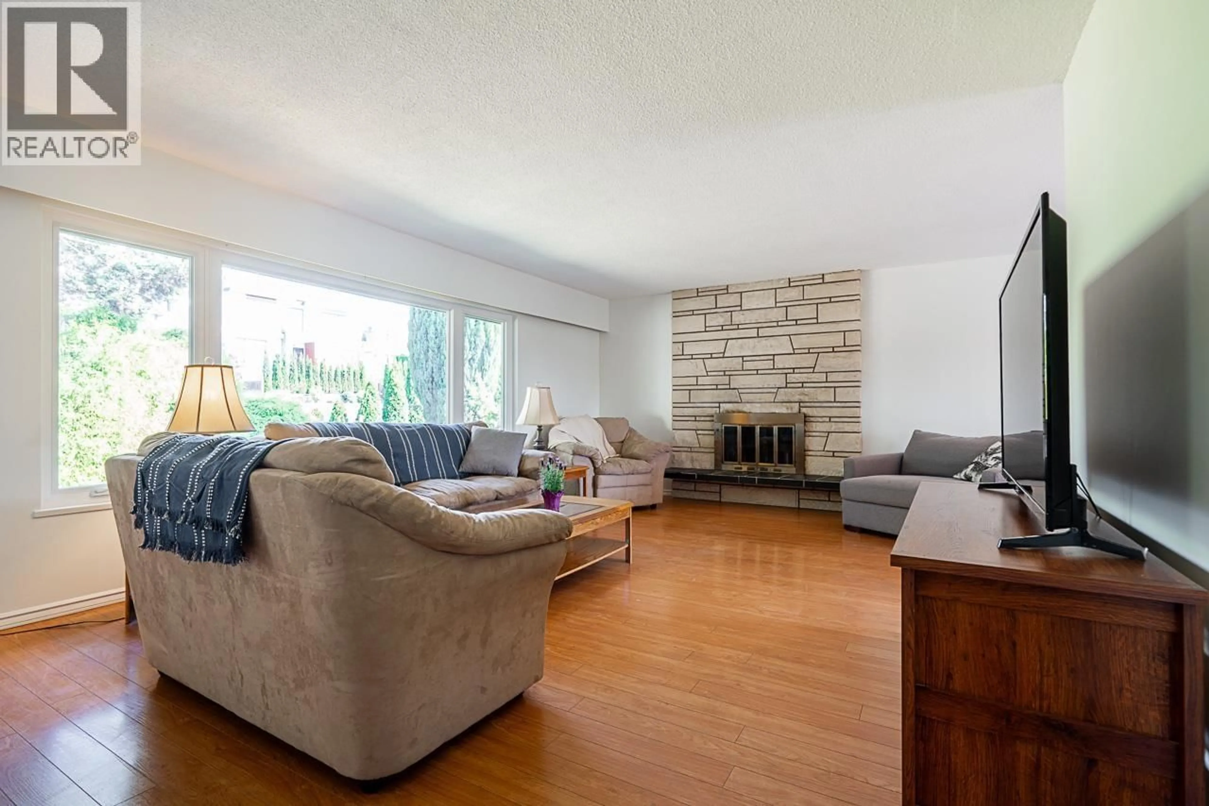 Living room with furniture, wood/laminate floor for 50 EAST 10TH AVENUE, New Westminster British Columbia V3L4R5