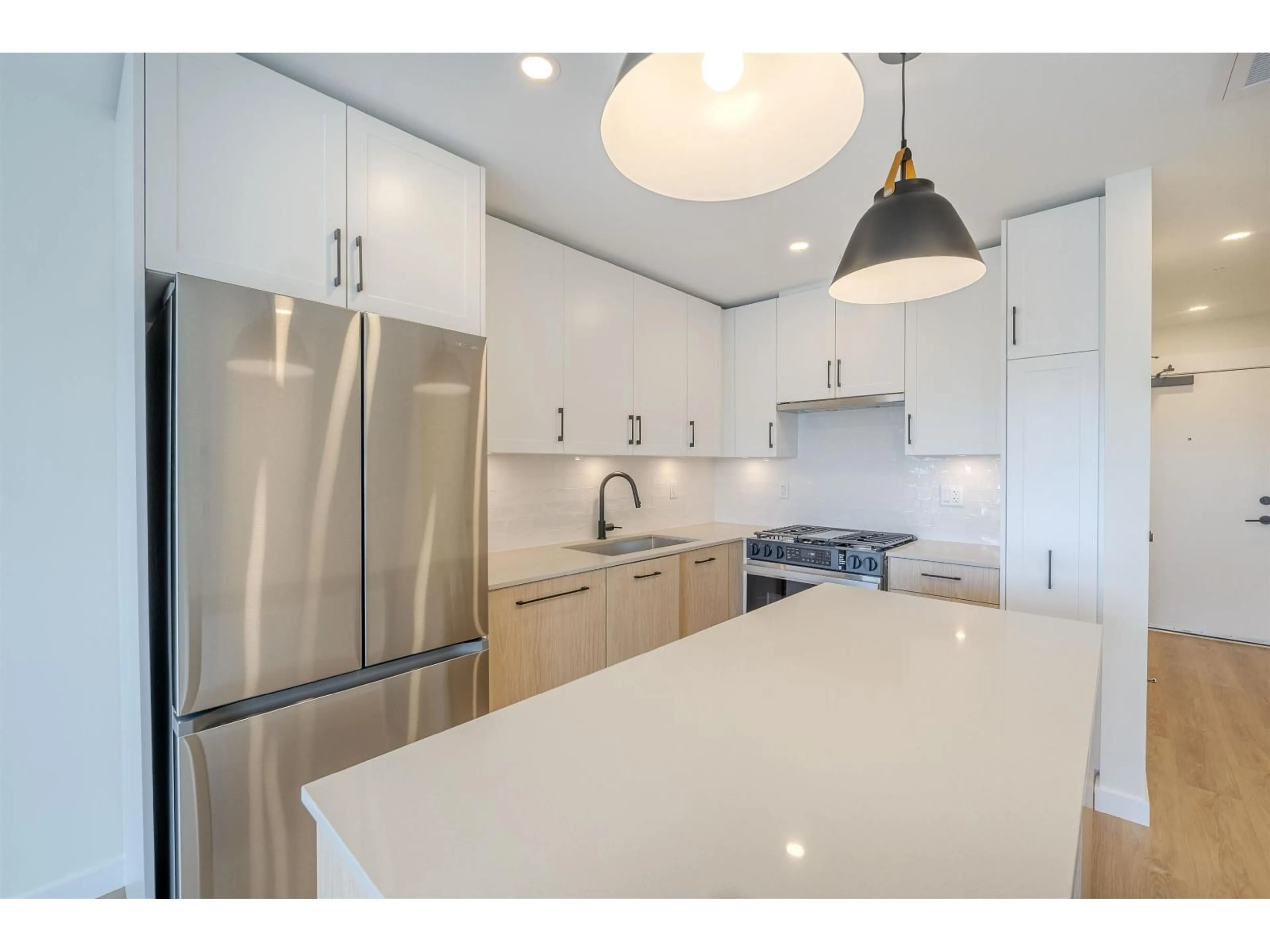Open concept kitchen, ceramic/tile floor for 413 - 27218 ALDERGROVE TOWN CENTRE DRIVE, Langley British Columbia V4W3N7