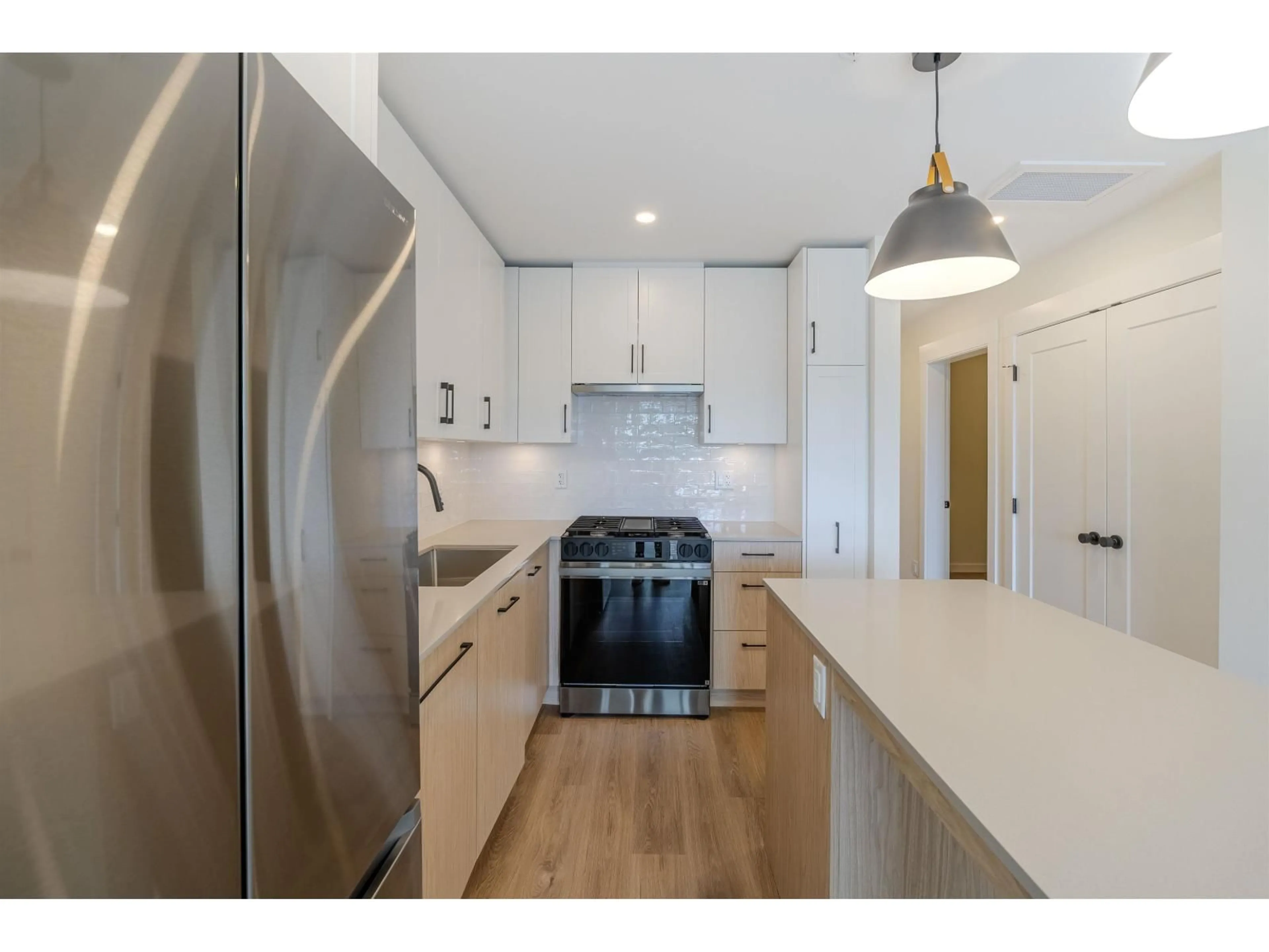 Standard kitchen, unknown for 413 - 27218 ALDERGROVE TOWN CENTRE DRIVE, Langley British Columbia V4W3N7