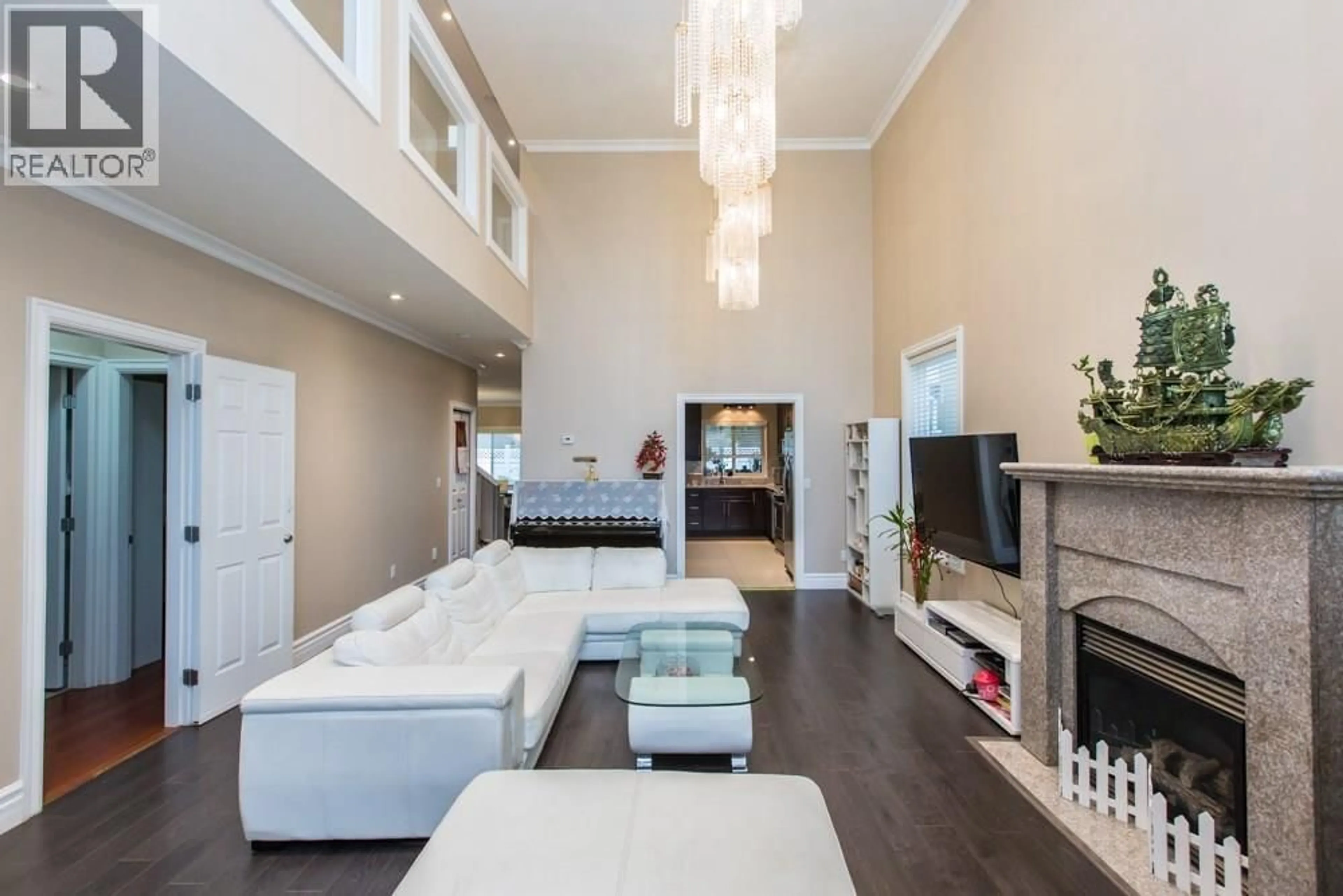 Living room with furniture, wood/laminate floor for 4682 BLUNDELL ROAD, Richmond British Columbia V7C1G9