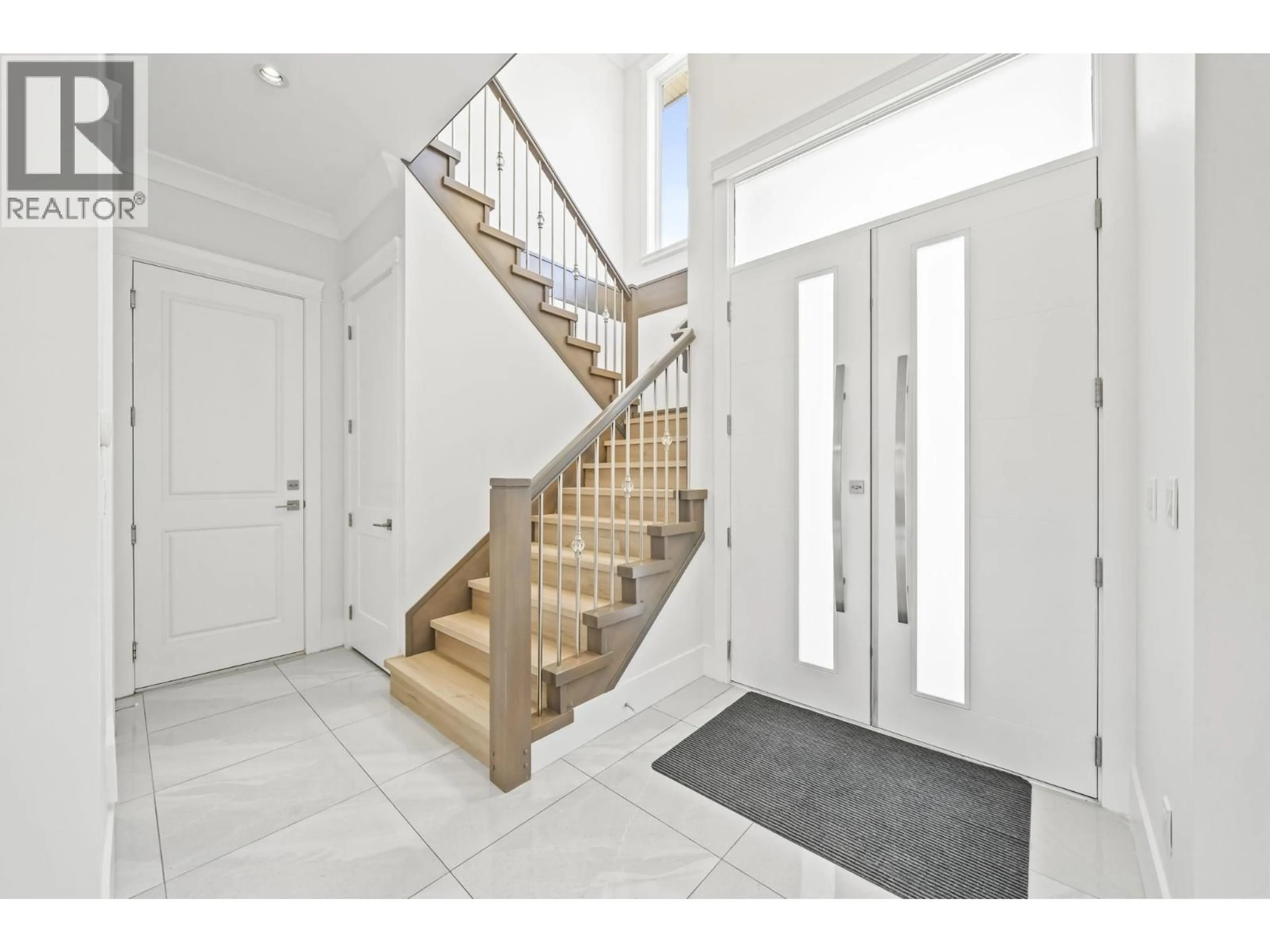 Indoor entryway for 6114 49B AVENUE, Delta British Columbia V4K1Z8
