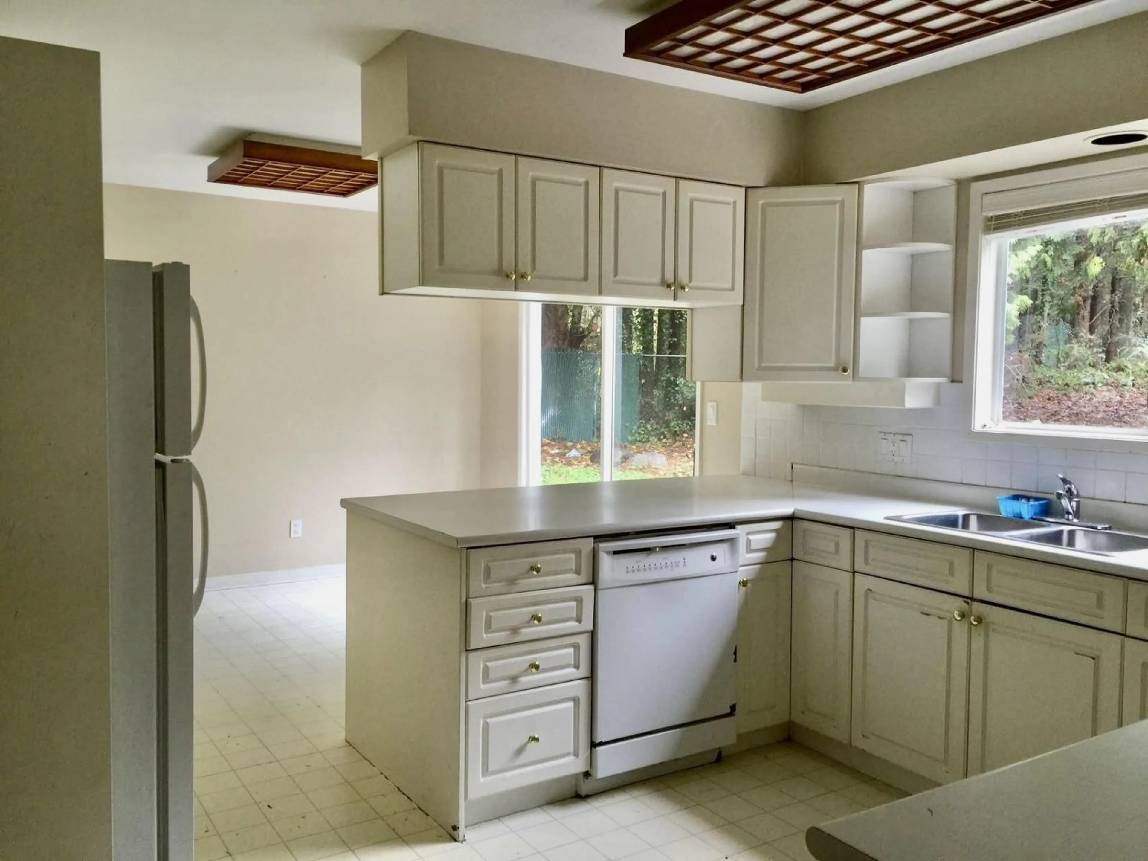 Standard kitchen, ceramic/tile floor for 12501 53 AVENUE, Surrey British Columbia V3X3B6