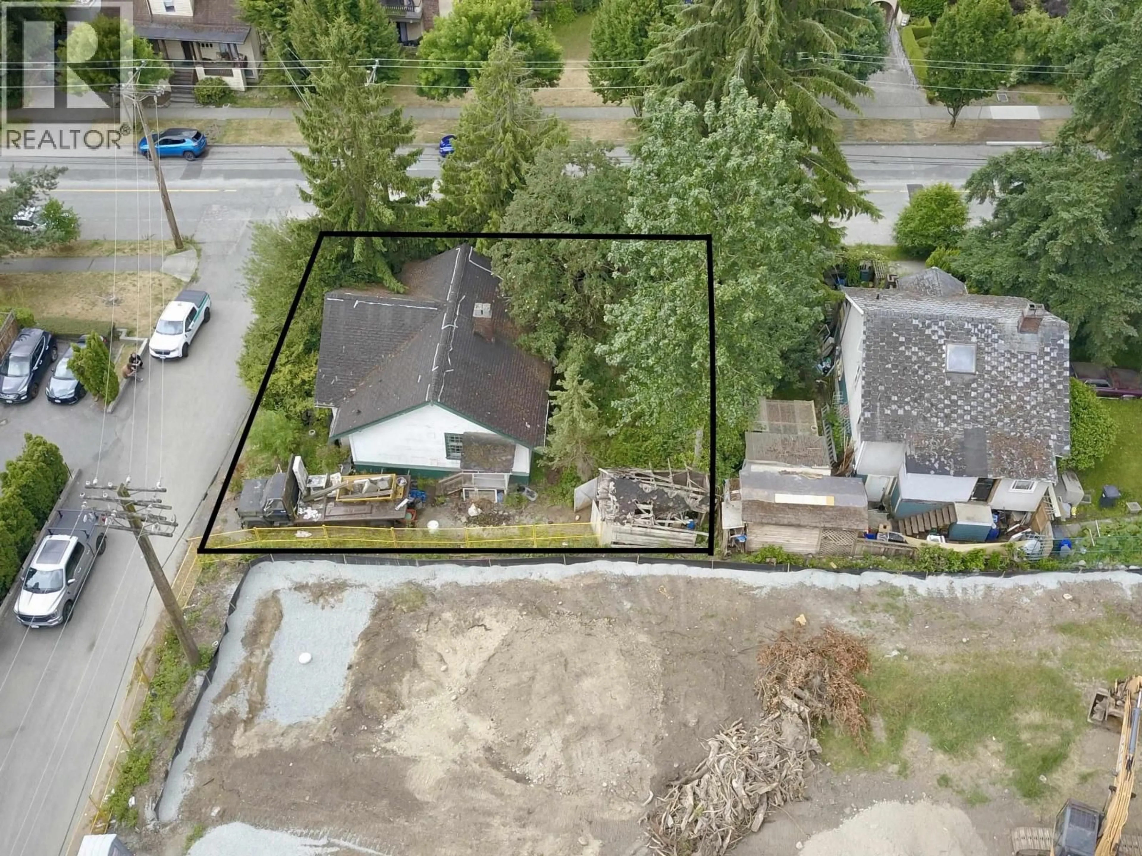 A pic from outside/outdoor area/front of a property/back of a property/a pic from drone, street for 413 ELEVENTH STREET, New Westminster British Columbia V3M4E9