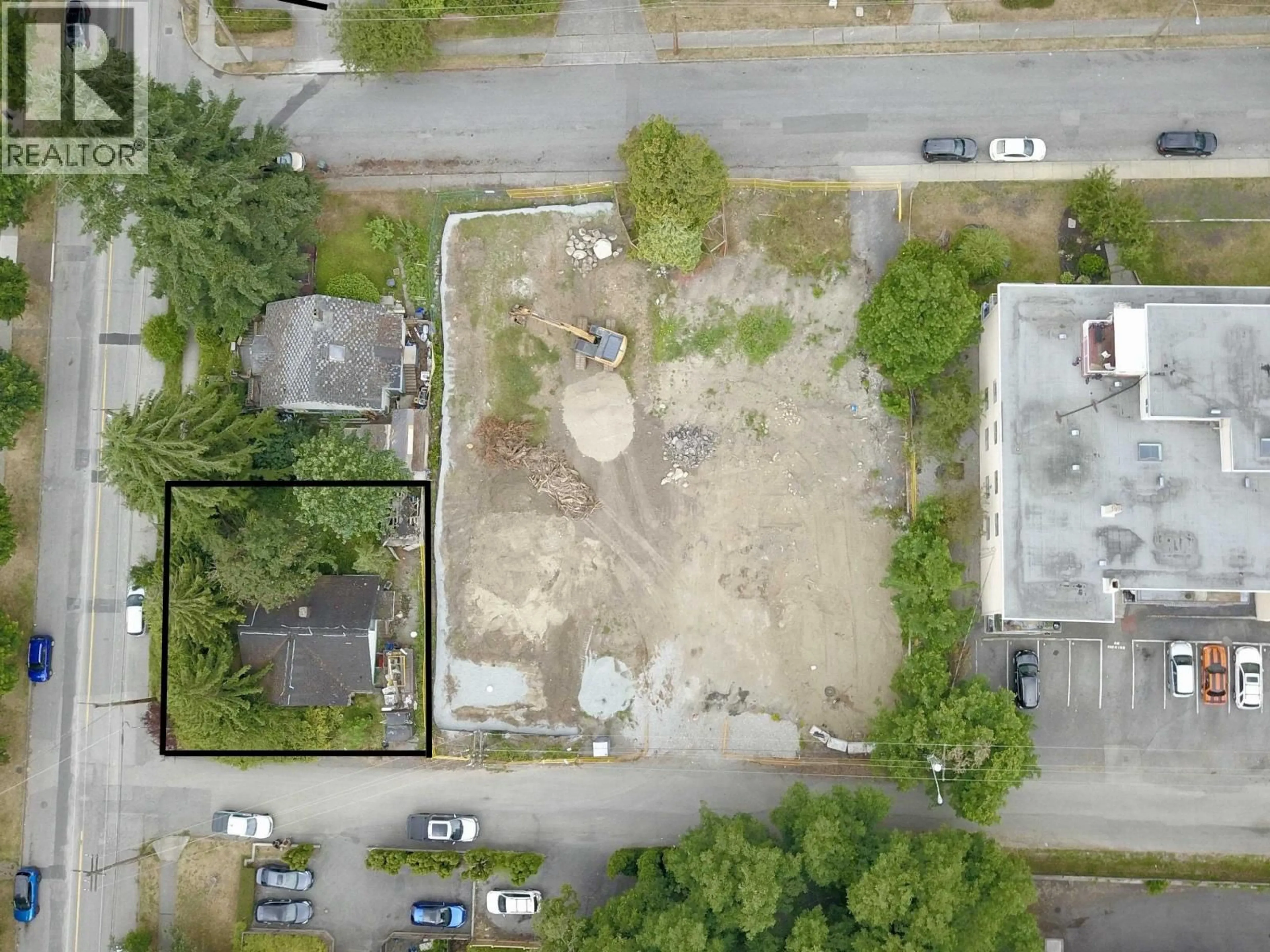 A pic from outside/outdoor area/front of a property/back of a property/a pic from drone, street for 413 ELEVENTH STREET, New Westminster British Columbia V3M4E9