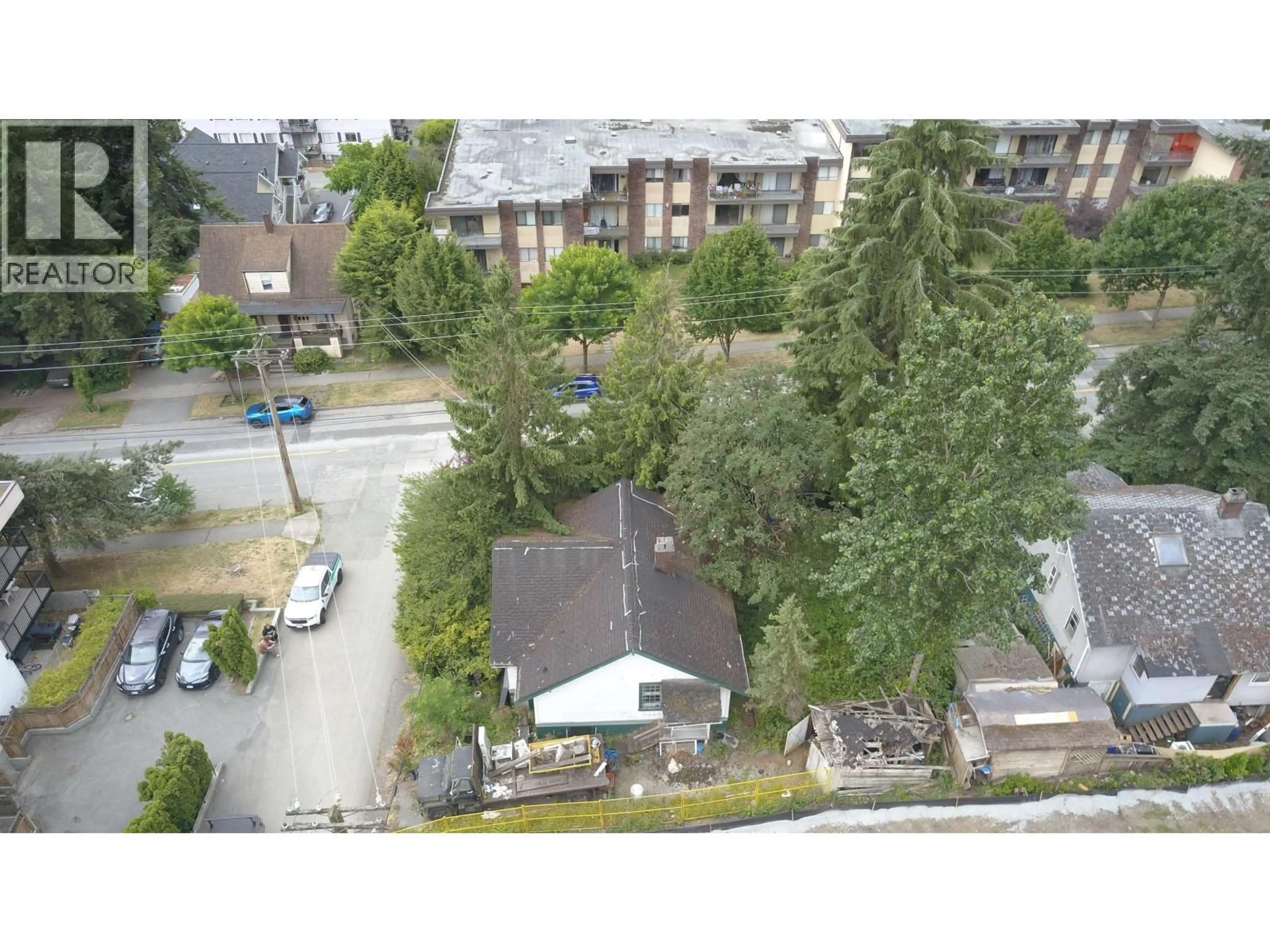 A pic from outside/outdoor area/front of a property/back of a property/a pic from drone, city buildings view from balcony for 413 ELEVENTH STREET, New Westminster British Columbia V3M4E9