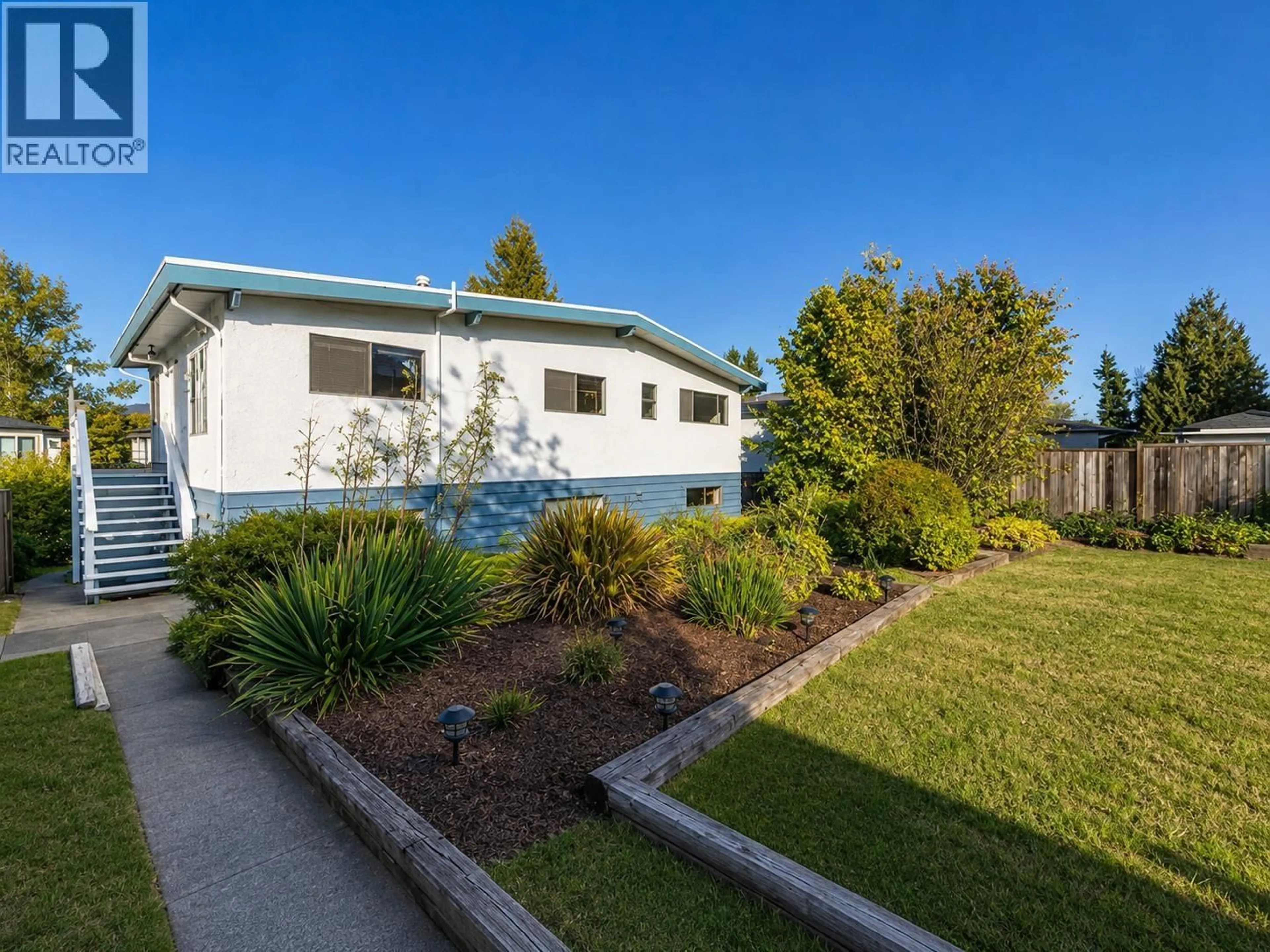 Home with vinyl exterior material, street for 6096 SERVICE STREET, Burnaby British Columbia V5H1V8