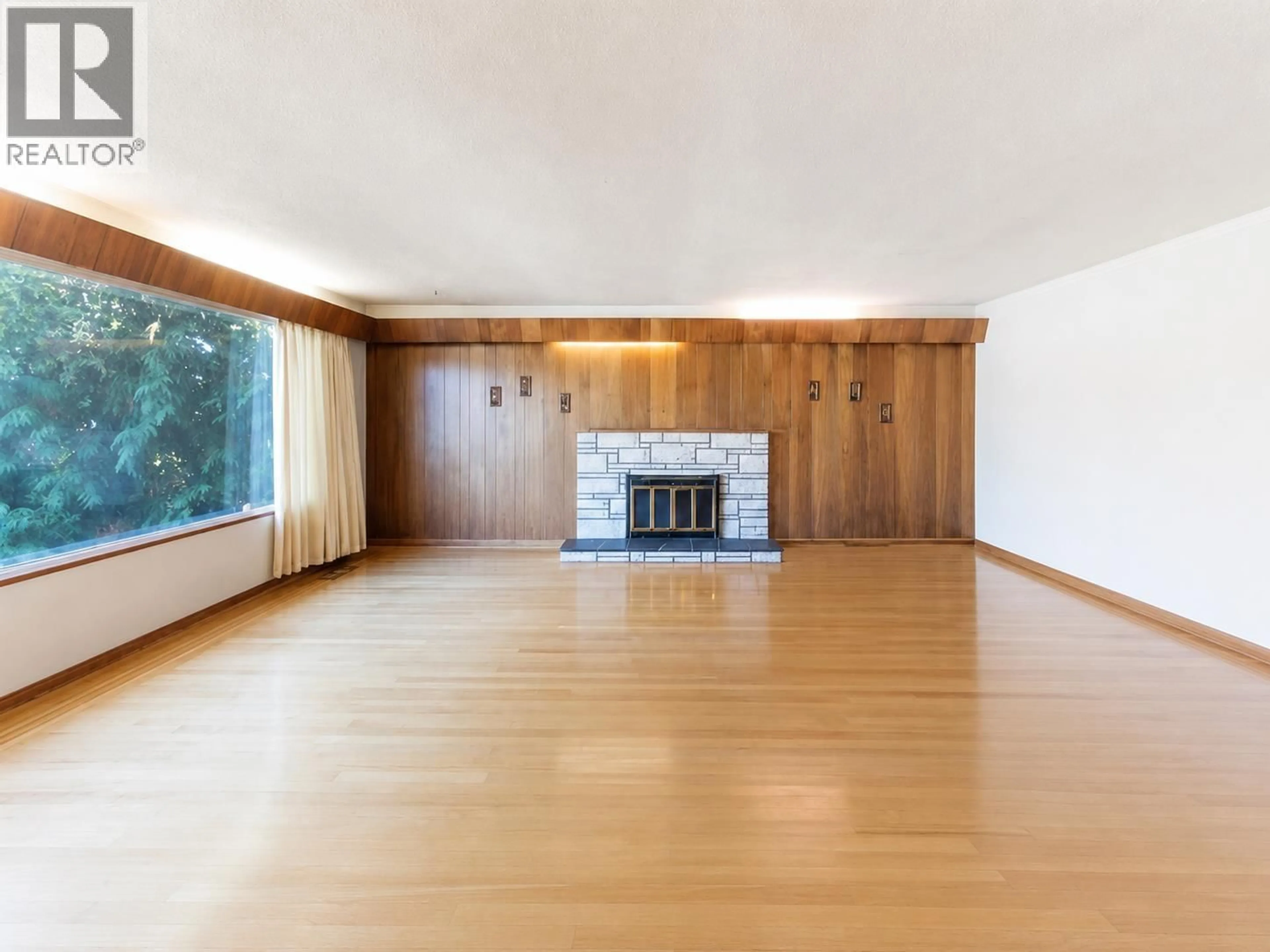 A pic of a room for 6096 SERVICE STREET, Burnaby British Columbia V5H1V8